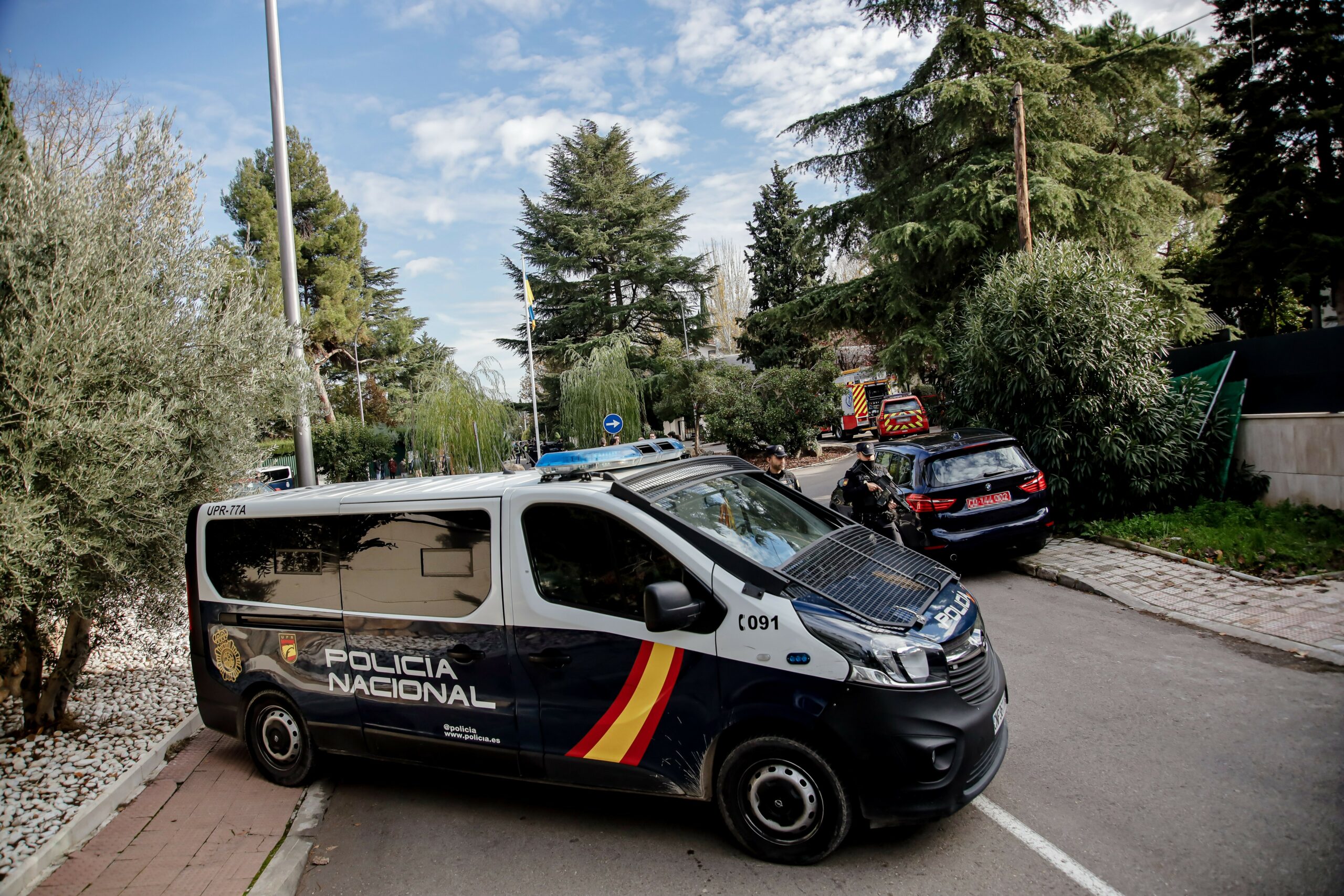 Ein Polizeiwagen und Feuerwehrfahrzeuge stehen vor der ukrainischen Botschaft in Madrid. Bei der Explosion einer Briefbombe in der Botschaft der Ukraine in der spanischen Hauptstadt Madrid ist ein Botschaftsmitarbeiter verletzt worden.