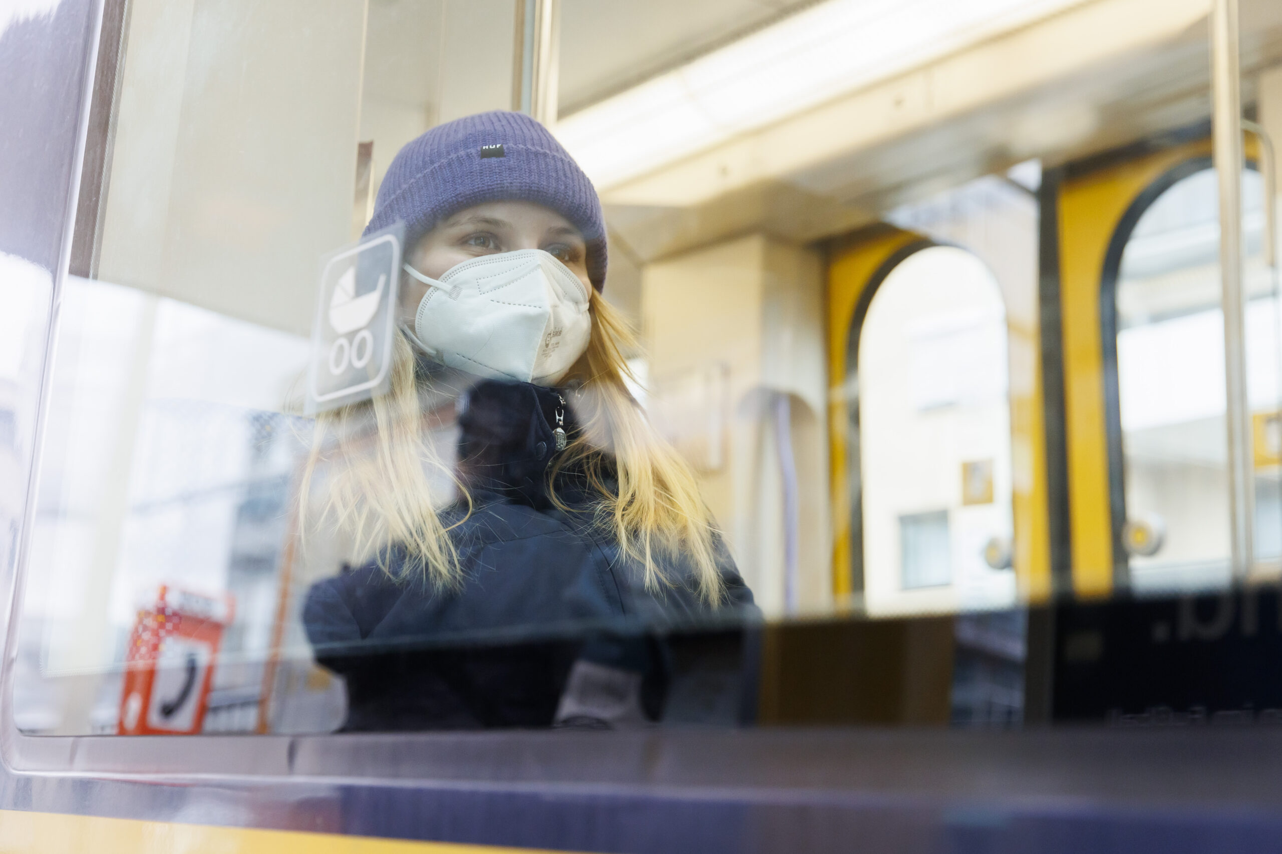 Eine Frau sitzt mit Maske in einer Bahn. Unter anderem in Mecklenburg-Vorpommern muss sie das bald nicht mehr. (Symbolbild)