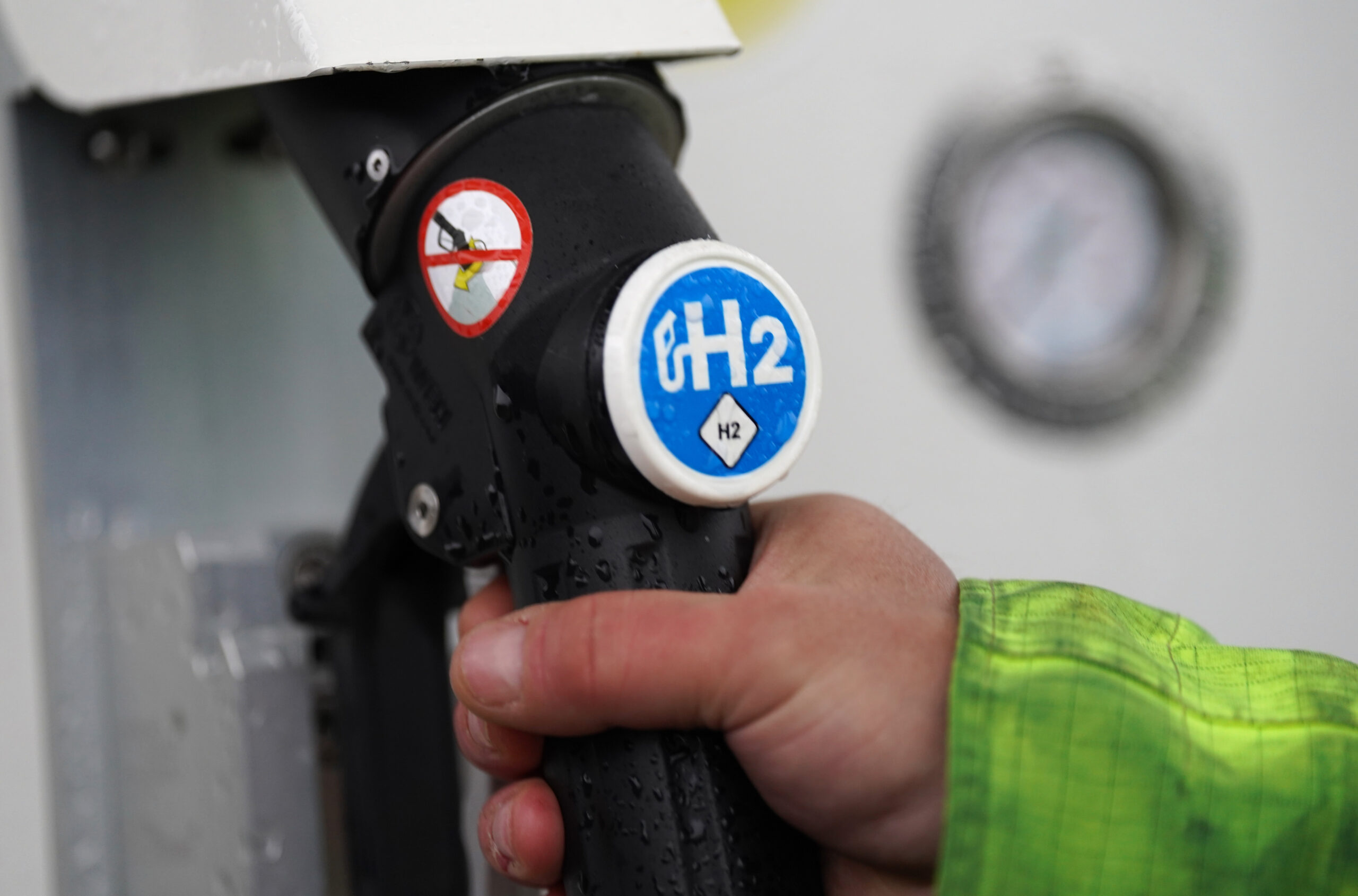 Der Tankhahn mit der Aufschrift „H2“ ist an einer Tanksäule einer Wasserstoff-Tankstelle zu sehen.