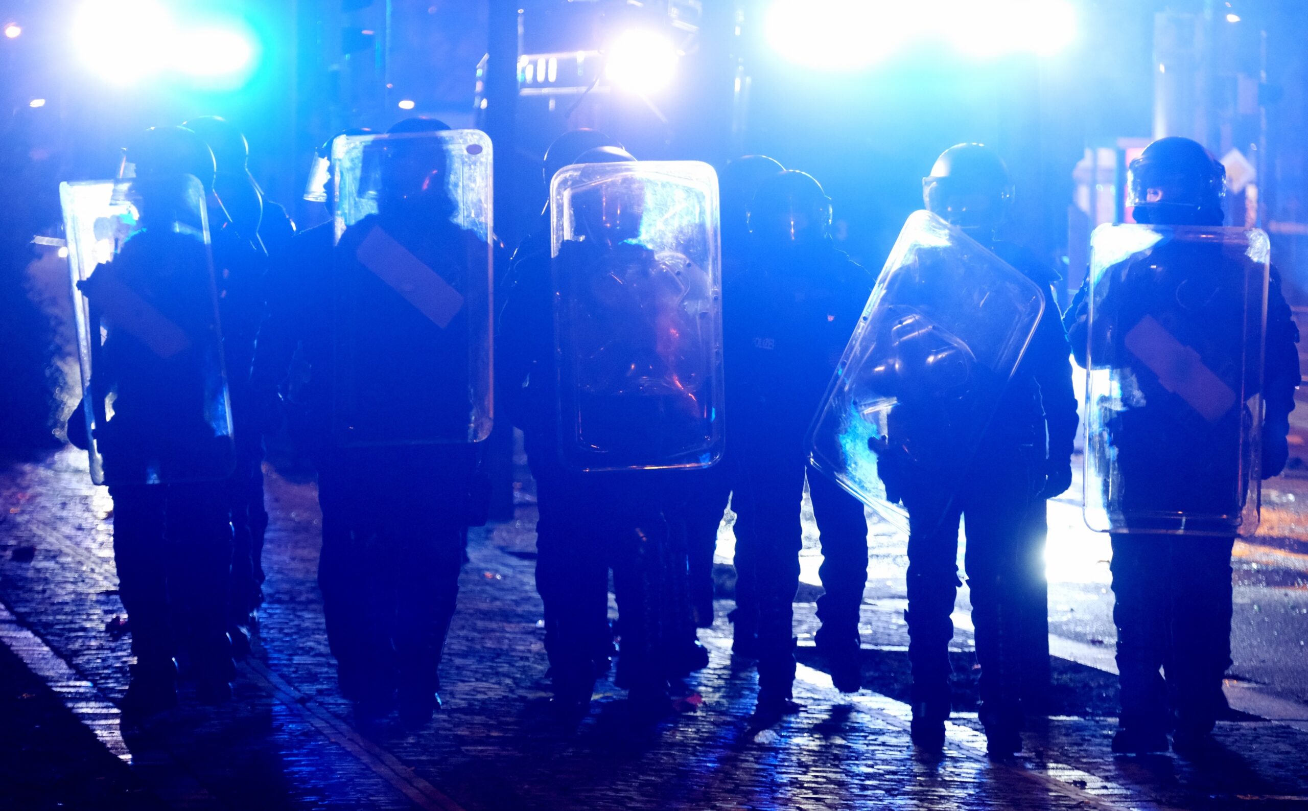 Silvester: Polizisten mit Schutzschilden