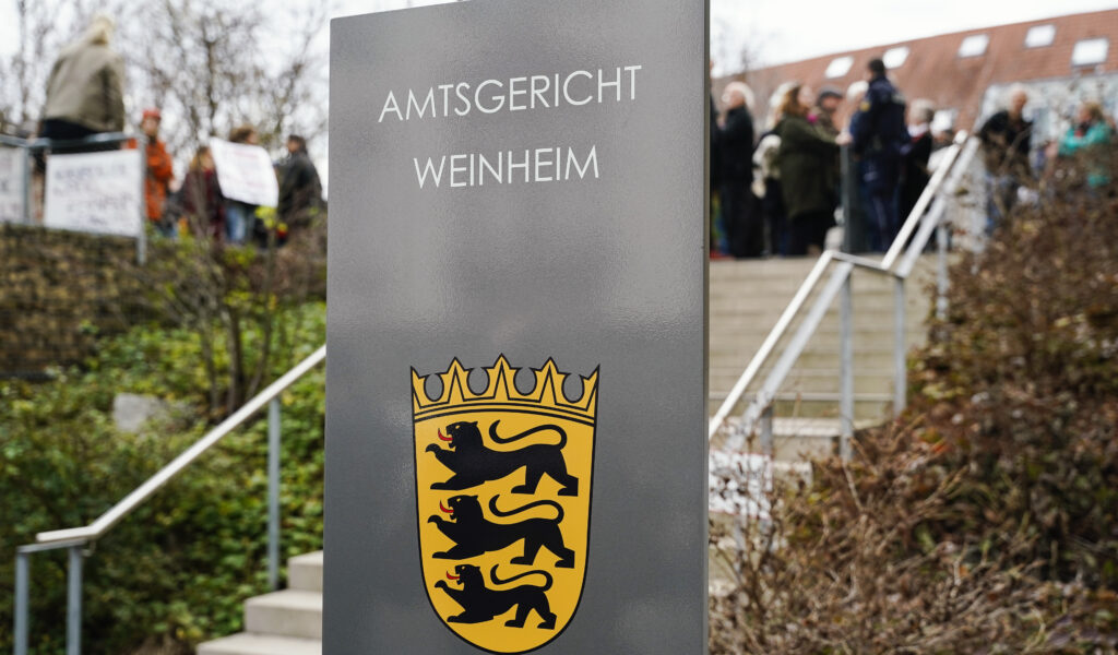 Demonstranten sammeln sich vor dem Amtsgericht Weinheim
