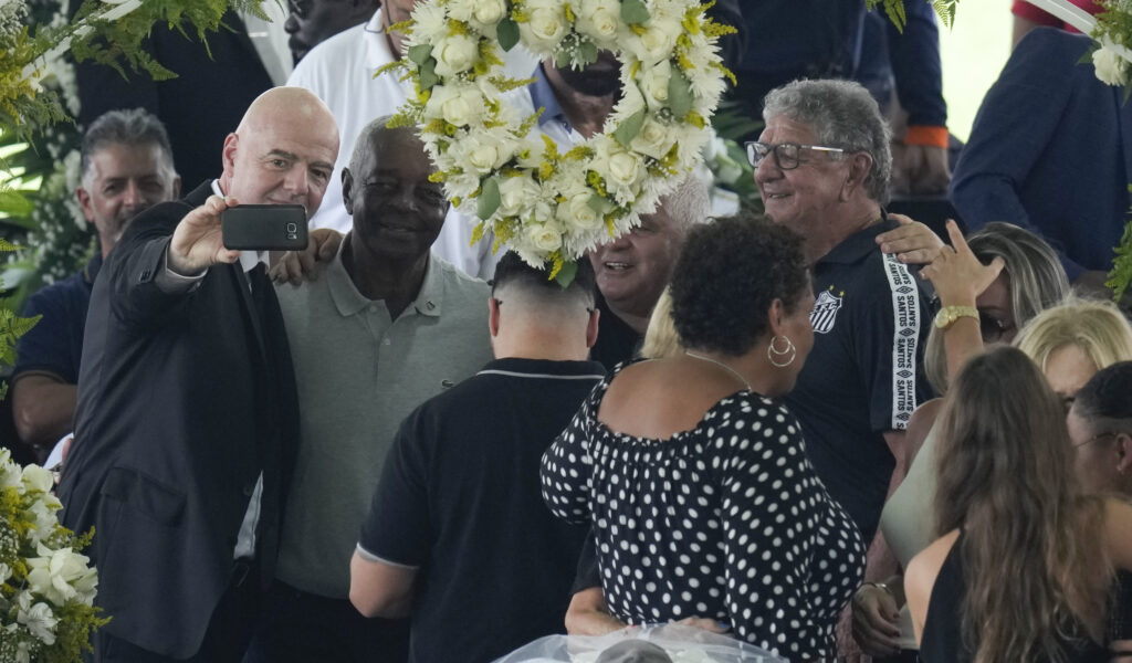 FIFA-Präsident Gianni Infantino macht Selfie neben Pelés Leiche