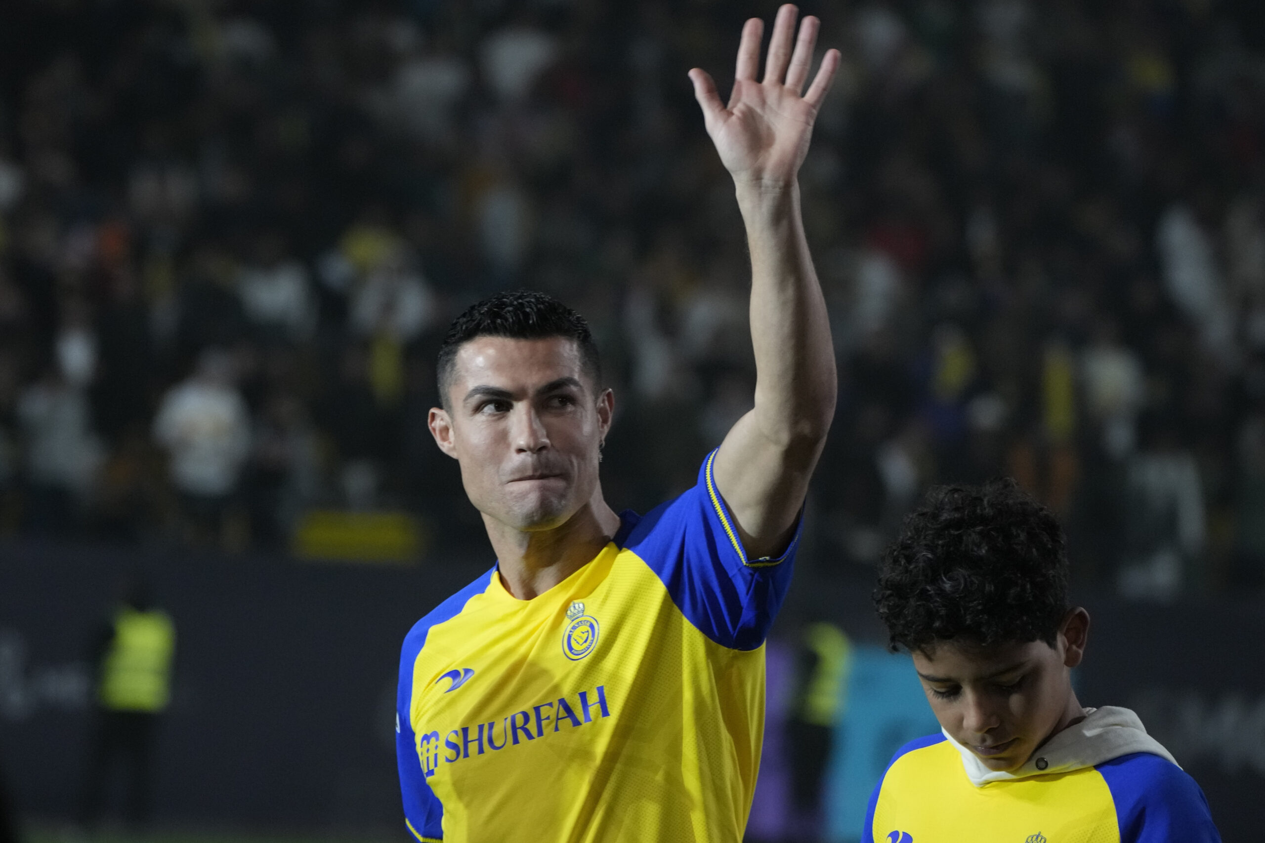 Cristiano Ronaldo winkt im Trikot von al-Nassr