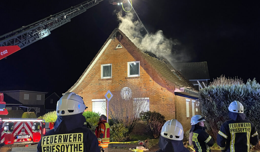Beim Brand eines Dachstuhls im Landkreis Cloppenburg ist ein hoher Schaden entstanden.