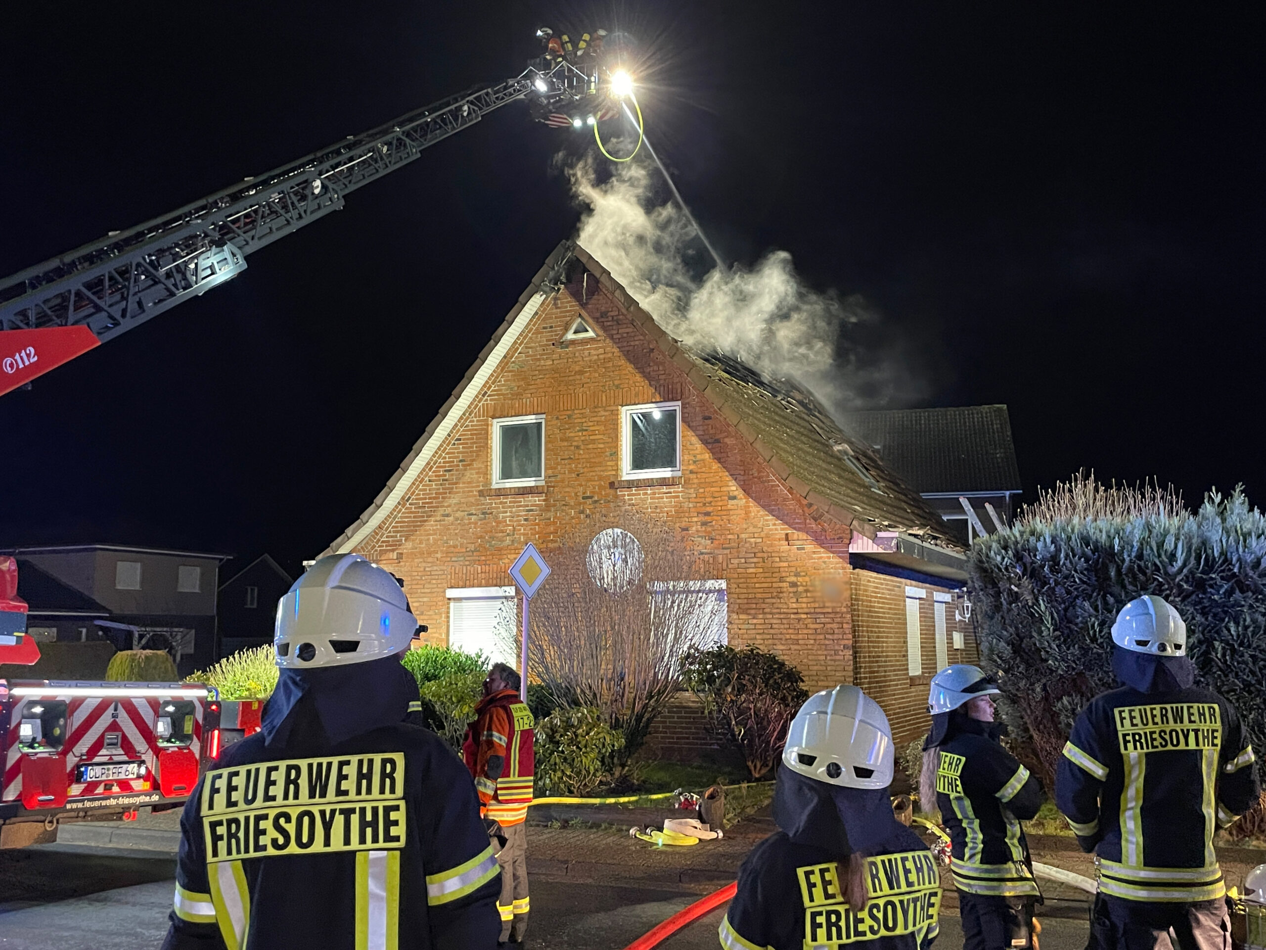 Beim Brand eines Dachstuhls im Landkreis Cloppenburg ist ein hoher Schaden entstanden.