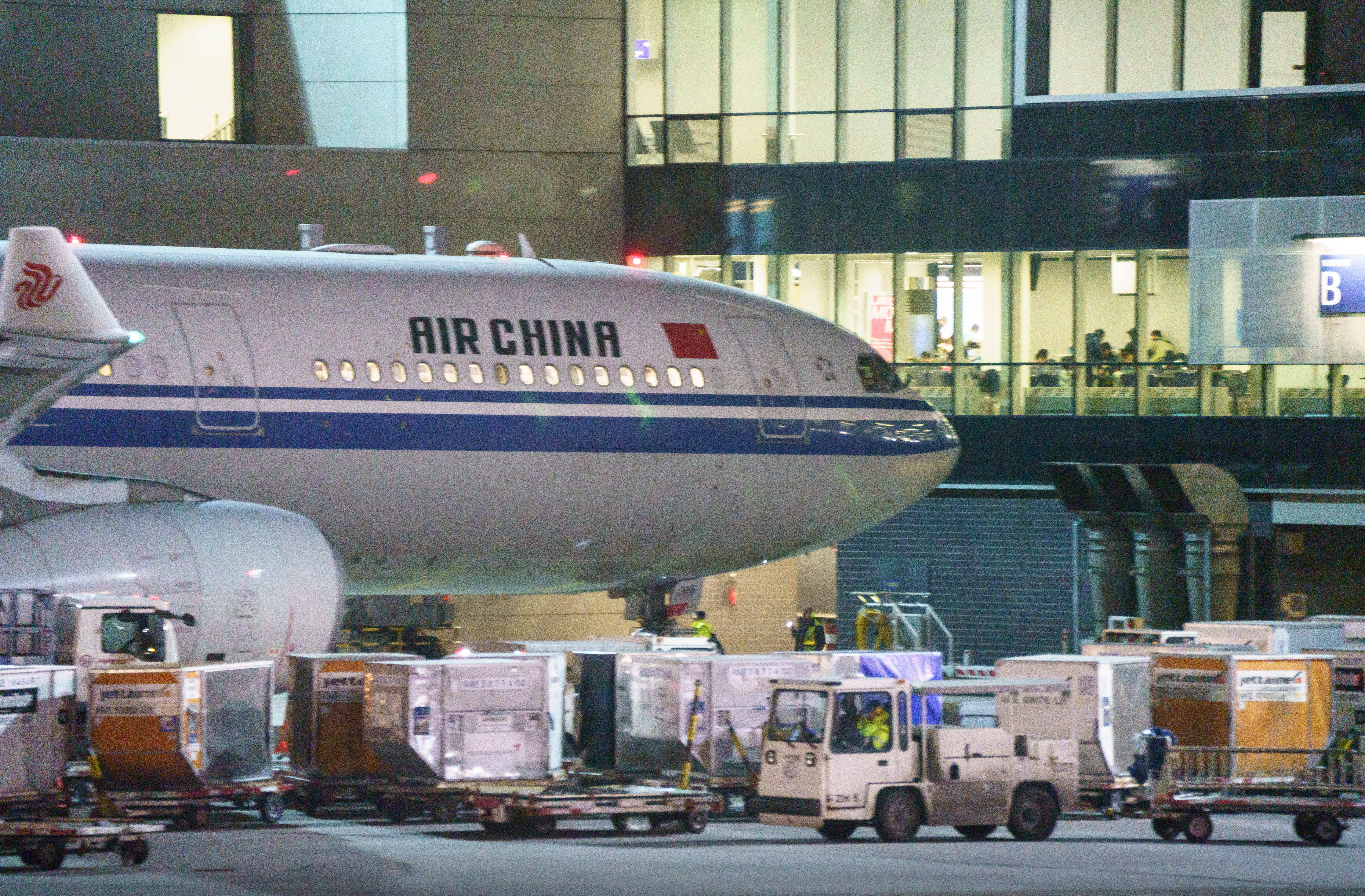 Eine Passagiermaschine der Air China steht nach der Ankunft aus der chinesischen Metropole Chengdu auf dem Frankfurter Flughafen.