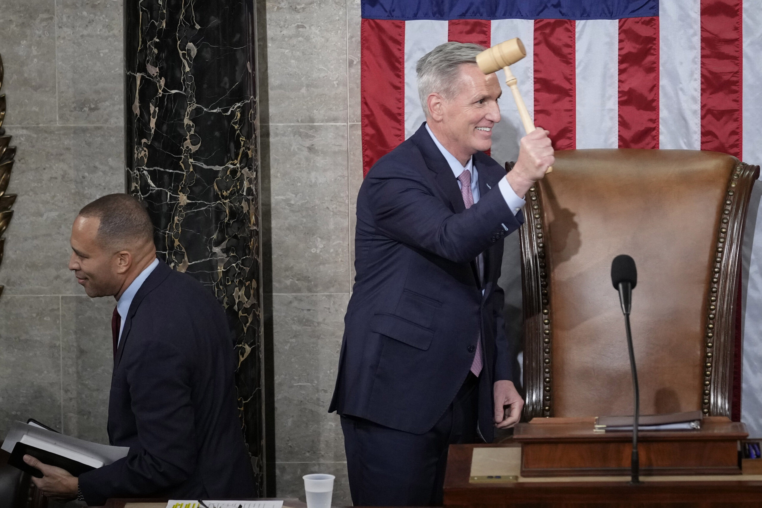 Kevin McCarthy hält den Hammer des Sprechers im US-Repräsentantenhaus in der Hand