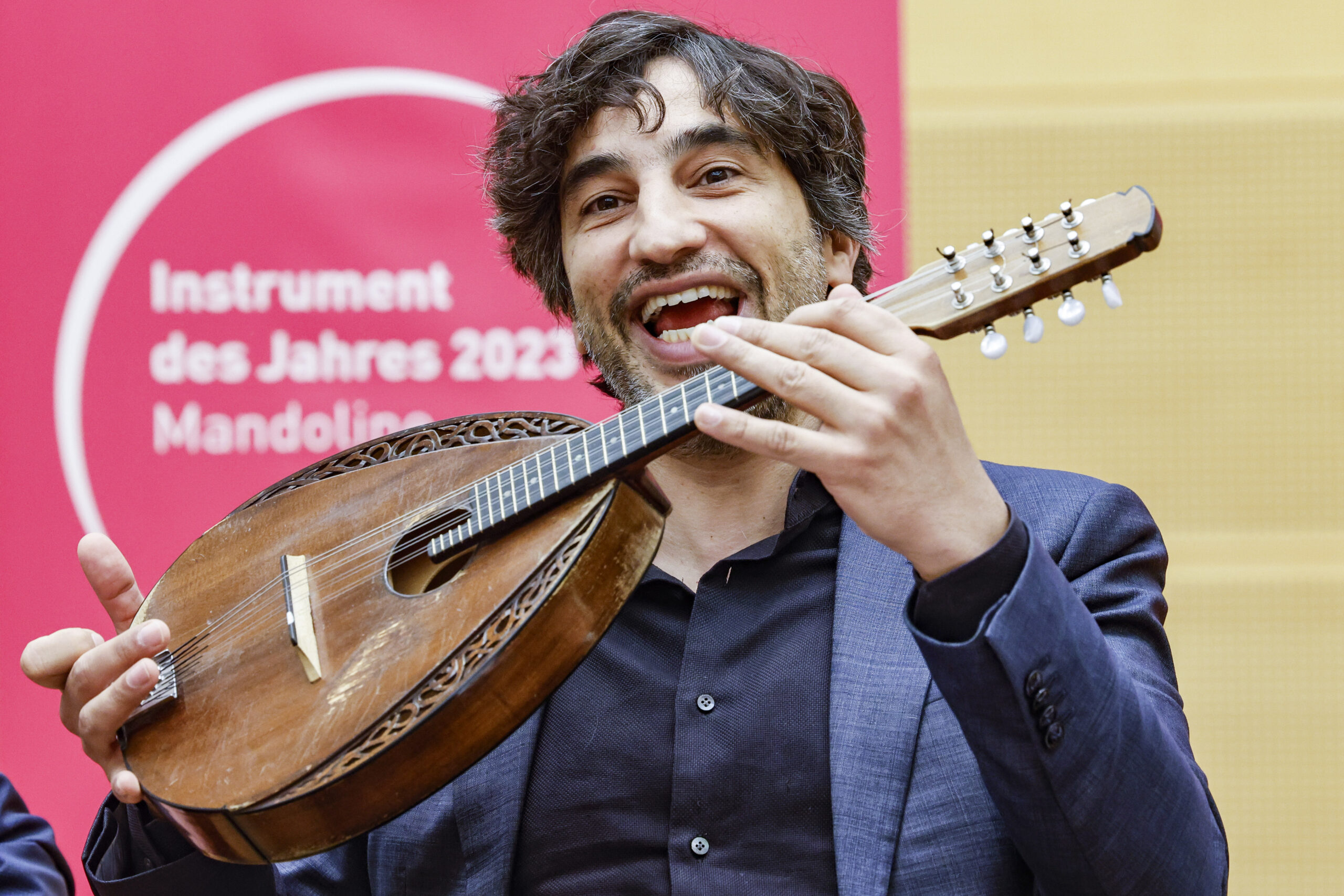 Musiker und Schirmherr Avi Avital zeigt bei einer Pressekonferenz zur Mandoline als Instrument des Jahres 2023 sein Instrument.