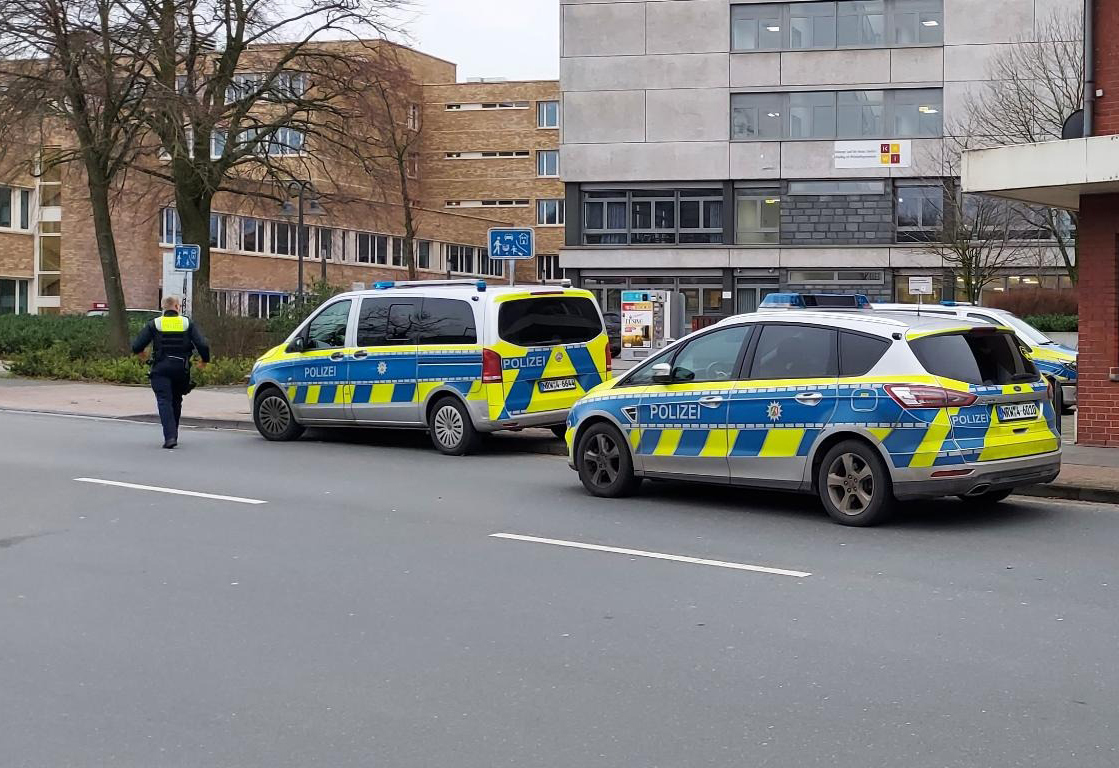 Polizeiautos stehen bei einem Polizeieinsatz in Ibbenbüren, wo ein 17-Jähriger seine Lehrerin getötet haben soll
