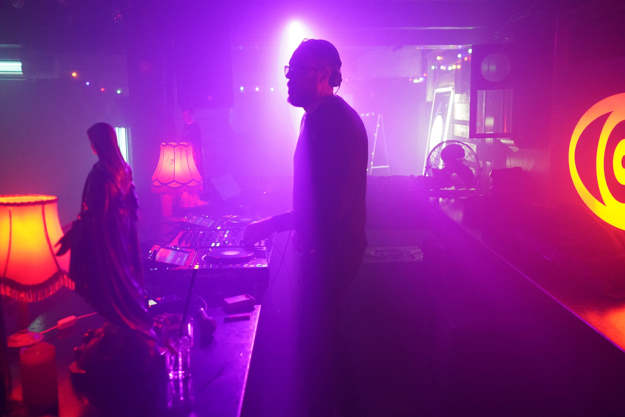 DJ Larzo spielt wuchtige Techno-Beats während der wöchentlichen Veranstaltung „Topspin Techno“ im Solar Club im Baalsaal auf der Reeperbahn.