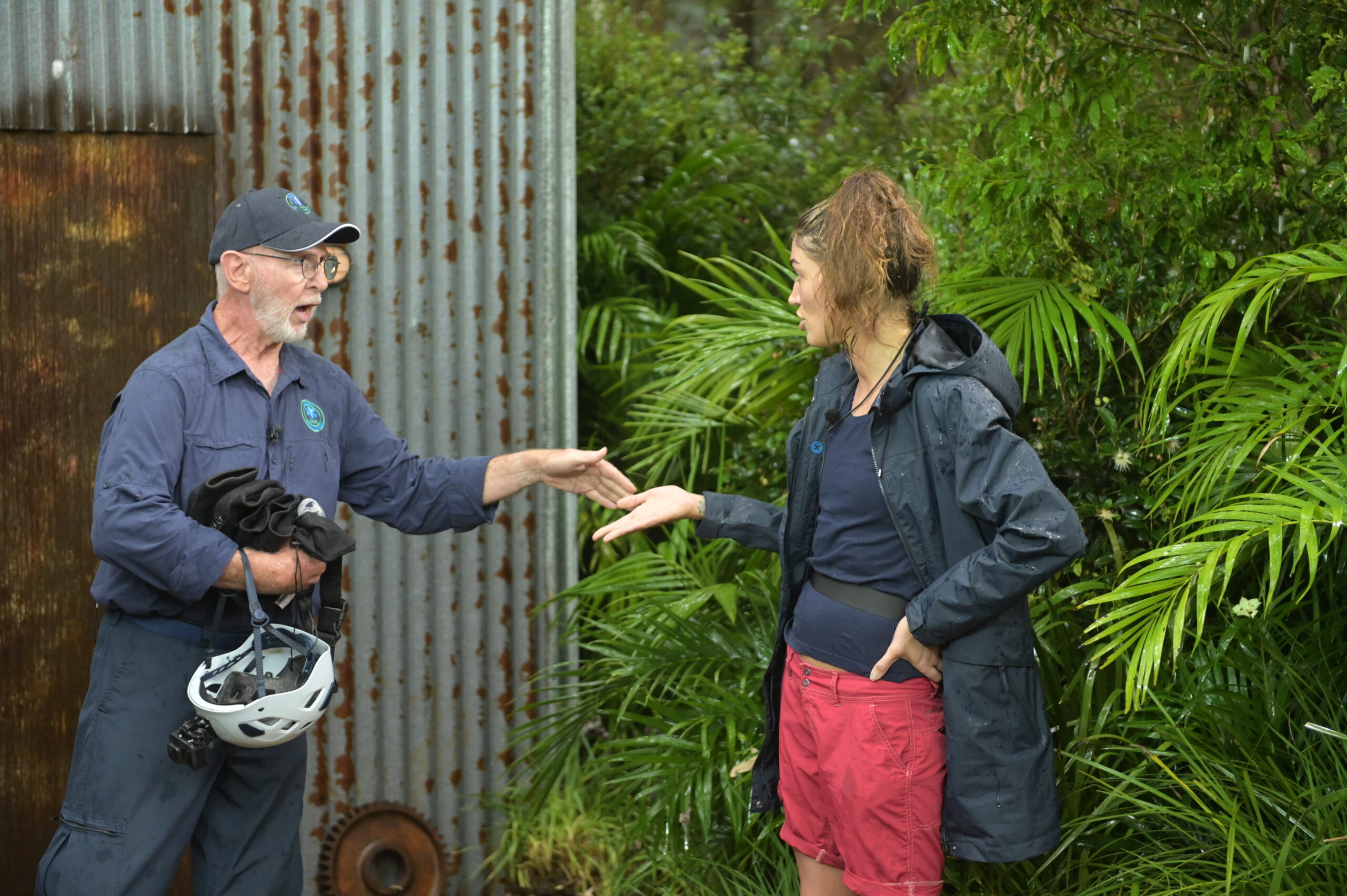 Dr. Bob spricht am zweiten Dschungel-Tag mit Tessa, die erneut zur Prüfung antreten durfte.