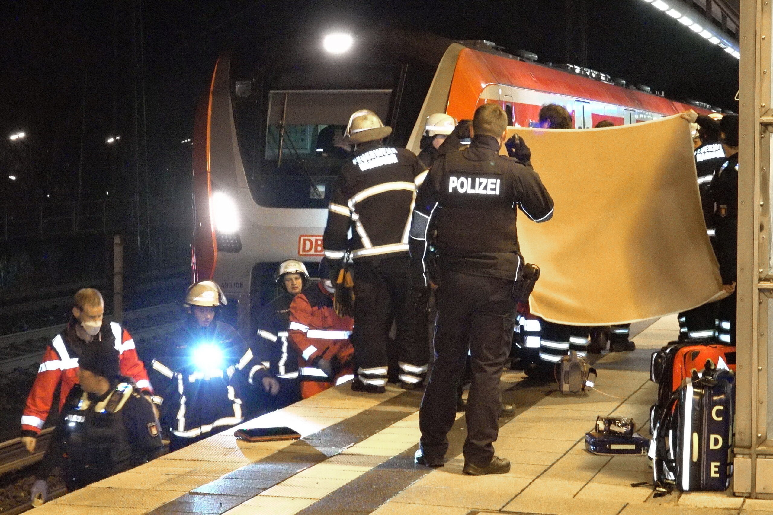 Rettungskräfte arbeiten an der Unfallstelle am Bahnhof Allermöhe, wo zwei Zwillingsschwestern getötet wurden