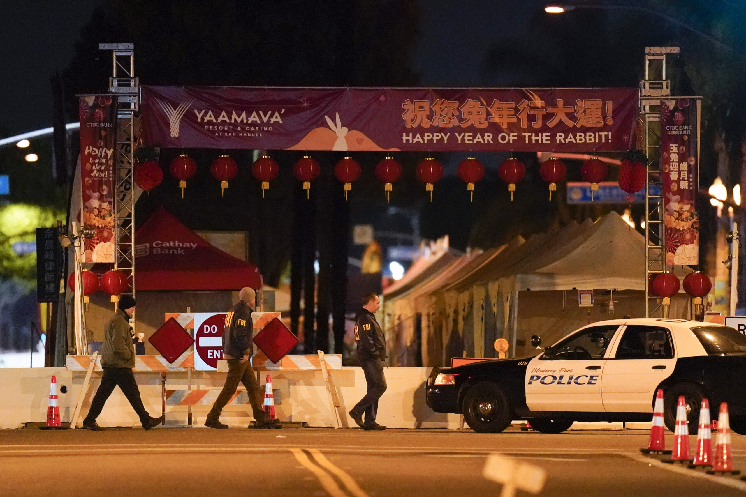 FBI-Agenten gehen in der Nähe des Tatorts über eine Straße. Am Rande einer Feier zum chinesischen Neujahrsfest sind im Großraum Los Angeles mehrere Menschen erschossen worden.