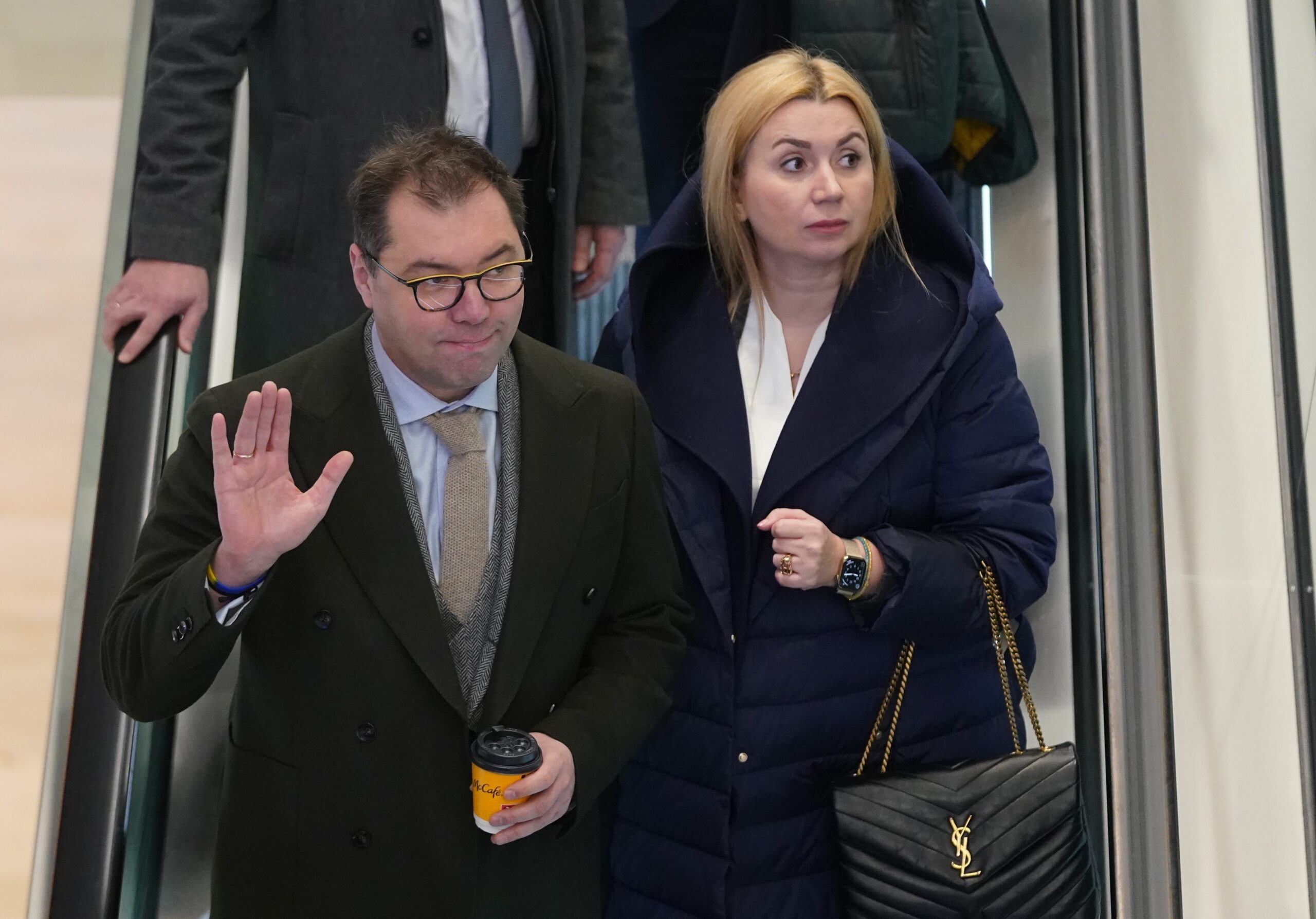 Oleksii Makeiev, Botschafter der Ukraine, und Iryna Tybinka, Generalkonsulin der Ukraine, fahren nach einem Medientermin der Handelskammer Hamburg in der Europa Passage mit einer Rolltreppe.