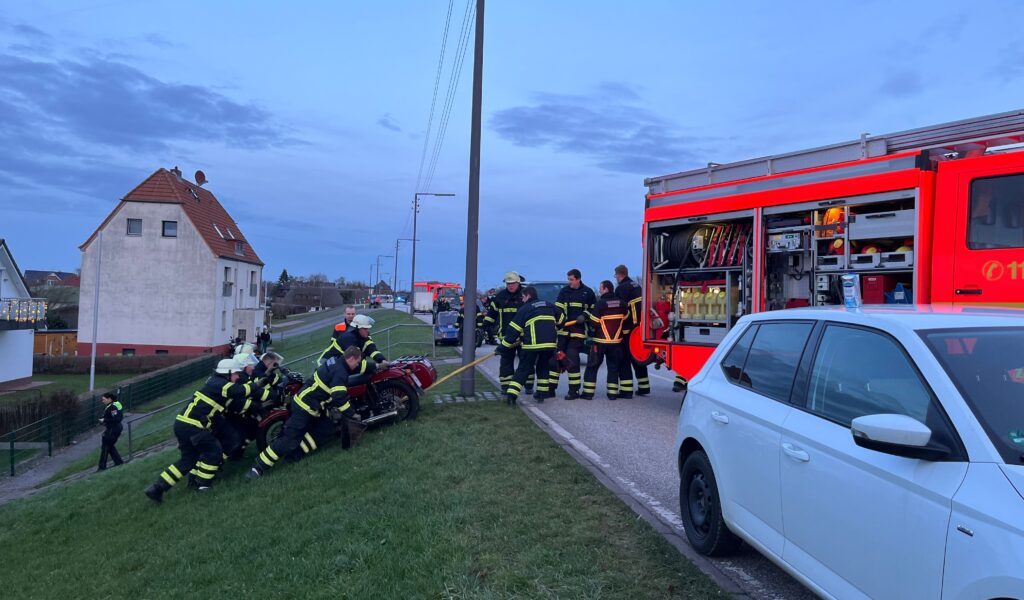 In Kirchwerder hat ein Motorradfahrer das Bewusstsein verloren und musste reanimiert werden. Die Feuerwehr hat die Maschine geborgen.
