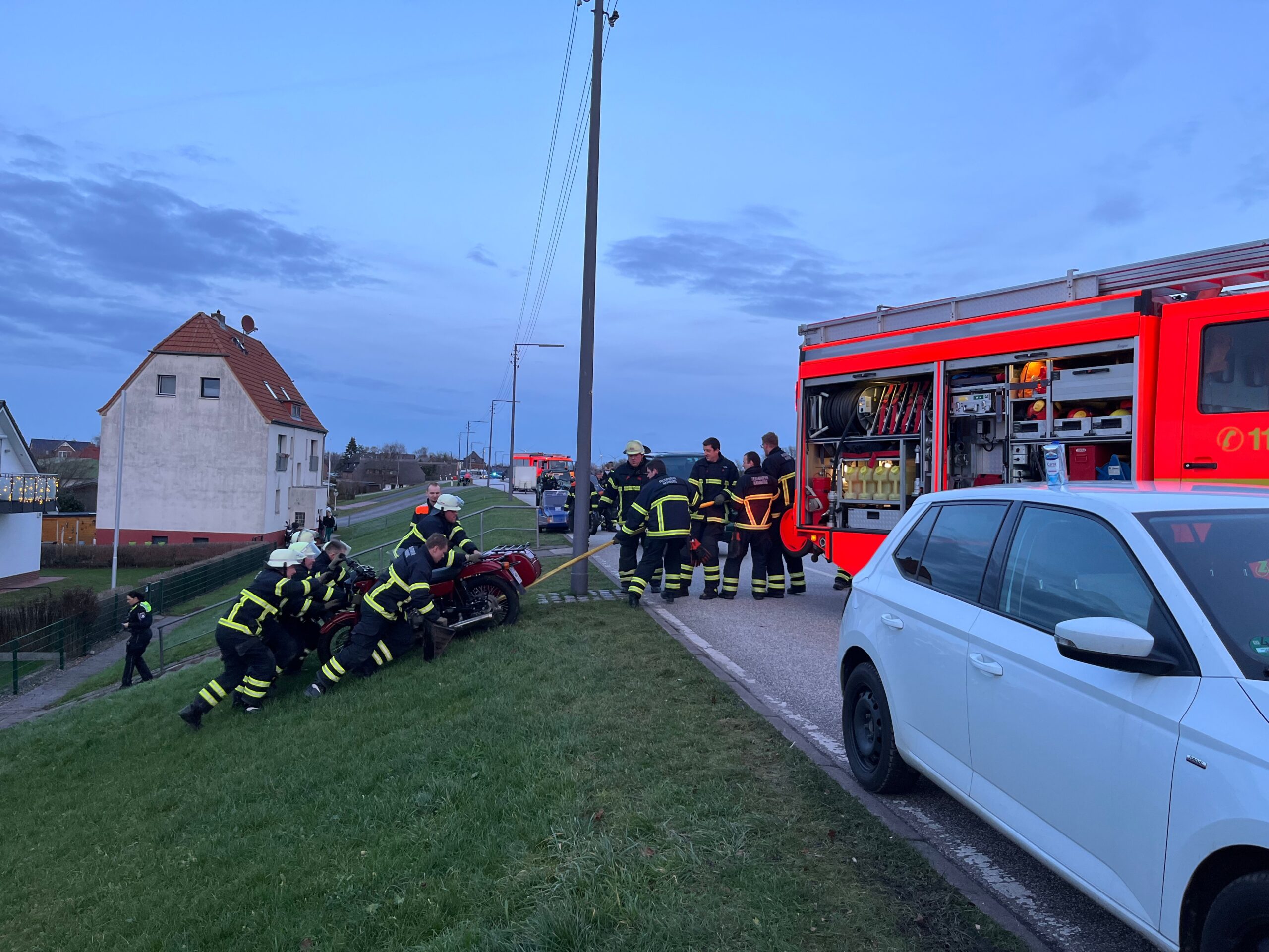 In Kirchwerder hat ein Motorradfahrer das Bewusstsein verloren und musste reanimiert werden. Die Feuerwehr hat die Maschine geborgen.