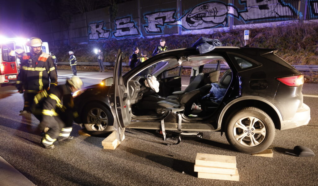 Unfall auf Autobahn in Hamburg – Feuerwehr befreit Fahrer