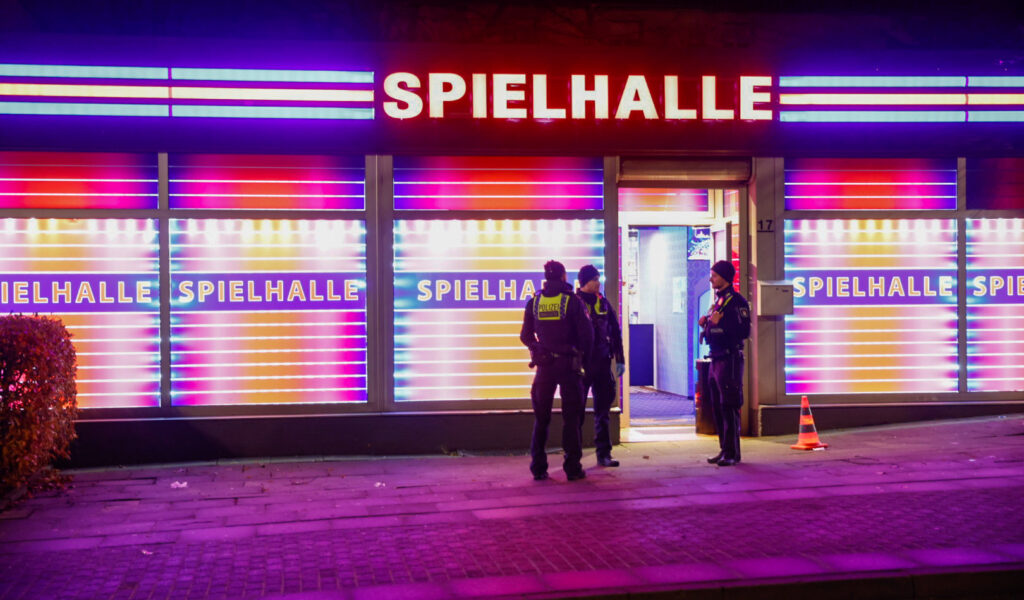 Raub in Hamburg: Ein Mann schlug einem Kunden die Waffe ins Gesicht.