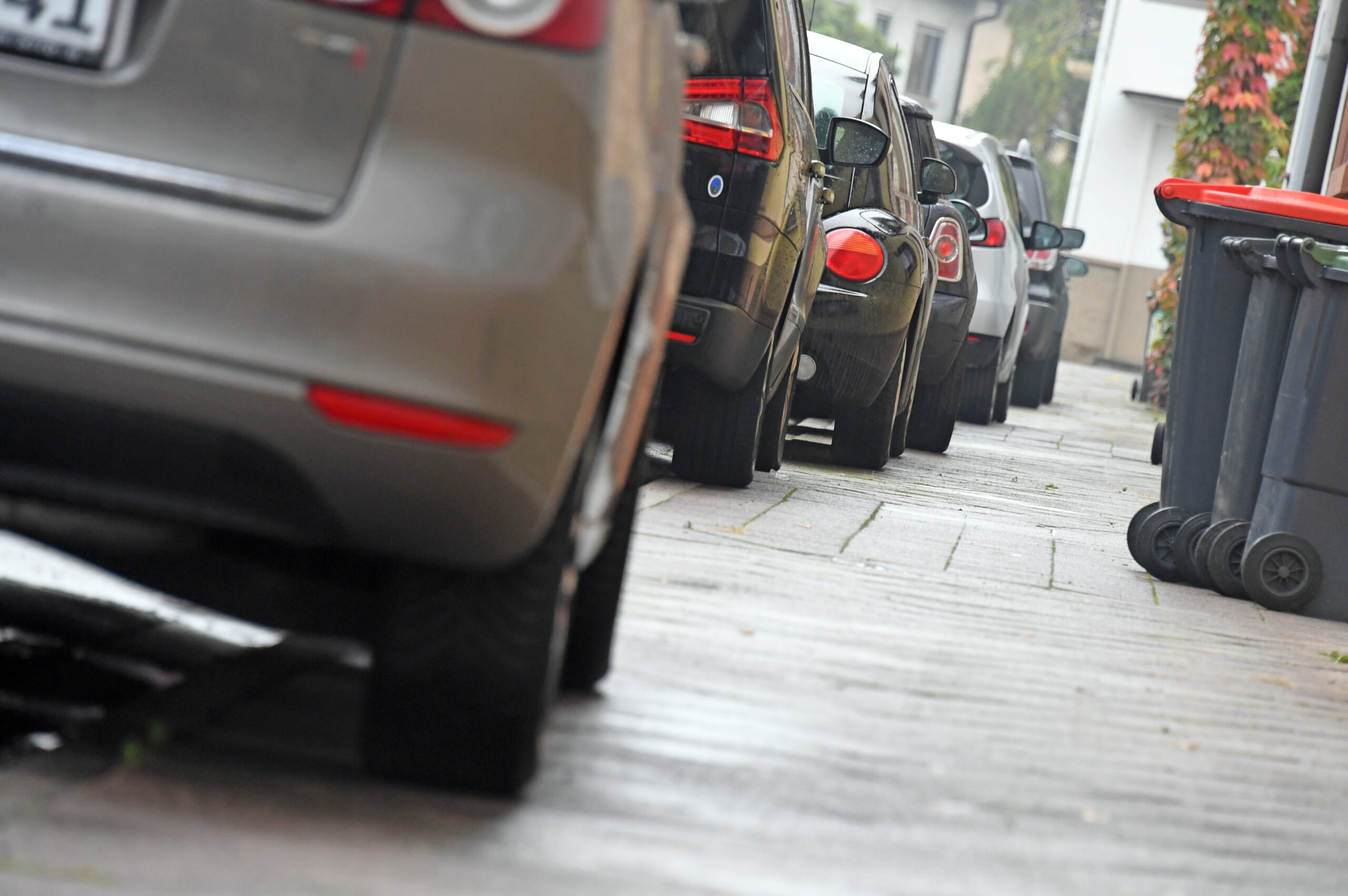 Viele Autos parken mit zwei Reifen auf dem Gehweg – an vielen Stellen ist das aber gar nicht erlaubt. (Symbolbild)