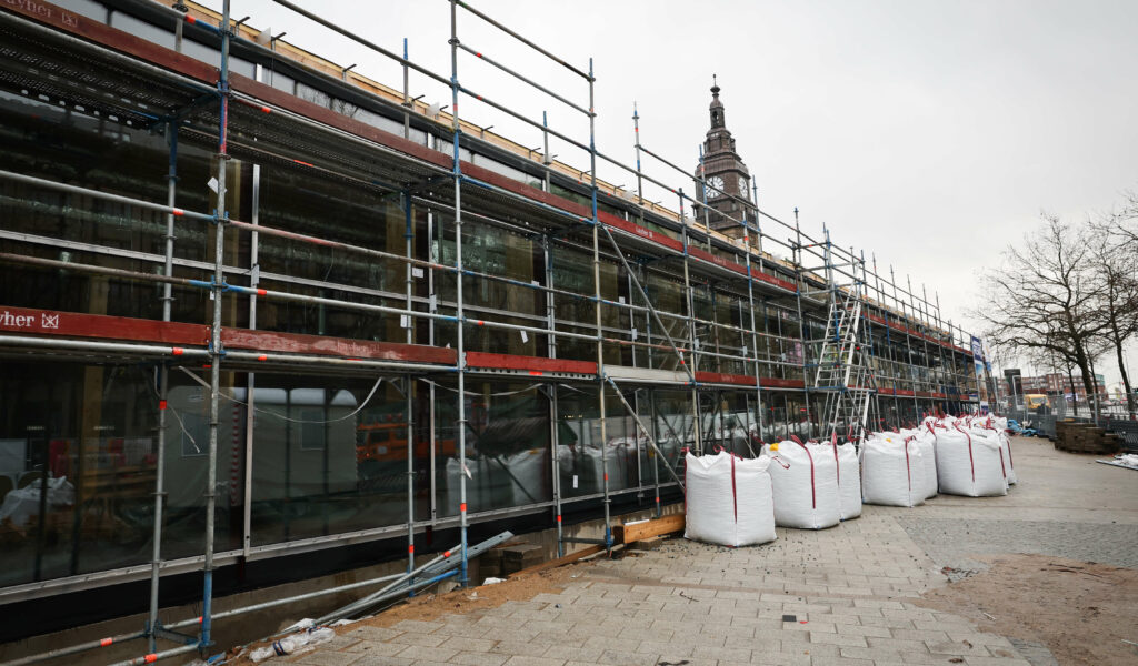 Ein Baugerüst verdeckt die Fassade des Neubaus der Bahnhofsmission Hamburg.
