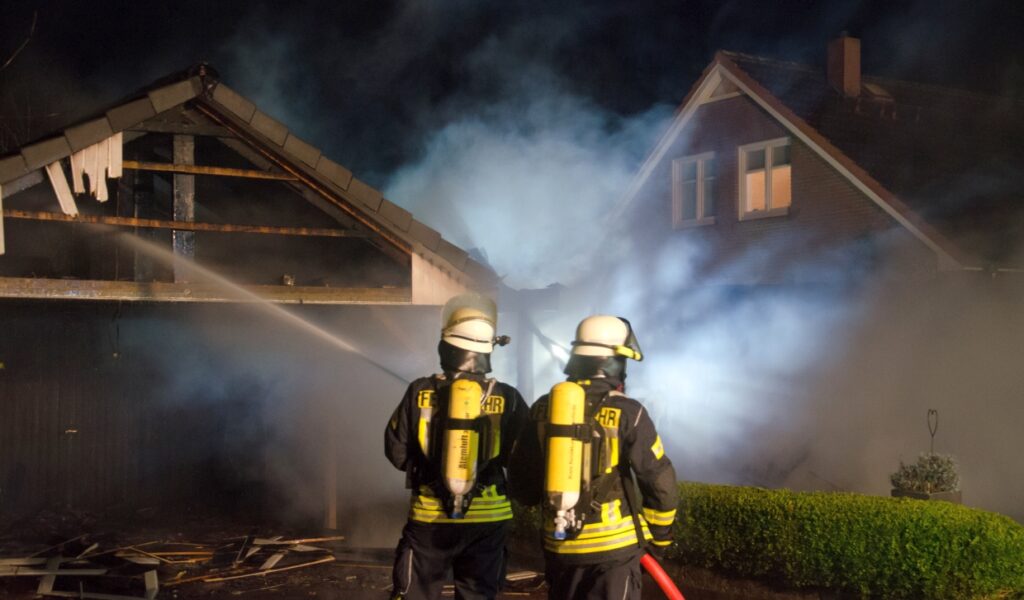Im Norden Flammen von brennenden Carport drohen auf Haus überzugreifen