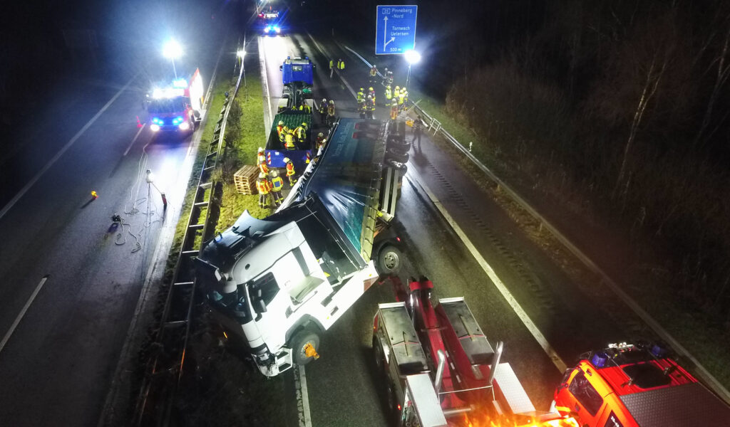 Unfall auf der A23: Am späten Sonntagabend kippte aus noch ungeklärter Ursache ein Lkw um. Die Autobahn war in Richtung Süden stundenlang gesperrt.