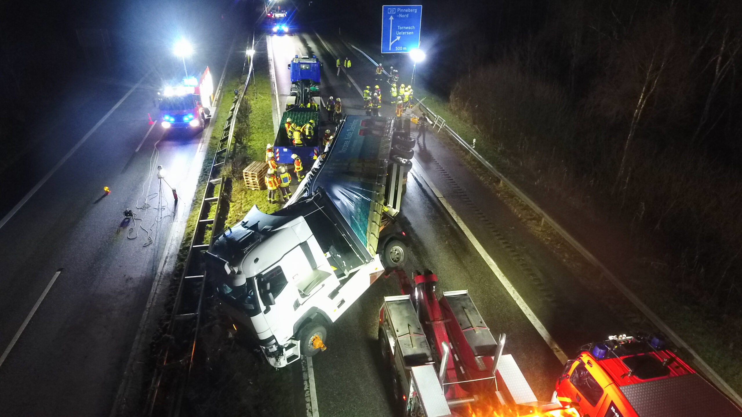 Unfall auf der A23: Am späten Sonntagabend kippte aus noch ungeklärter Ursache ein Lkw um. Die Autobahn war in Richtung Süden stundenlang gesperrt.