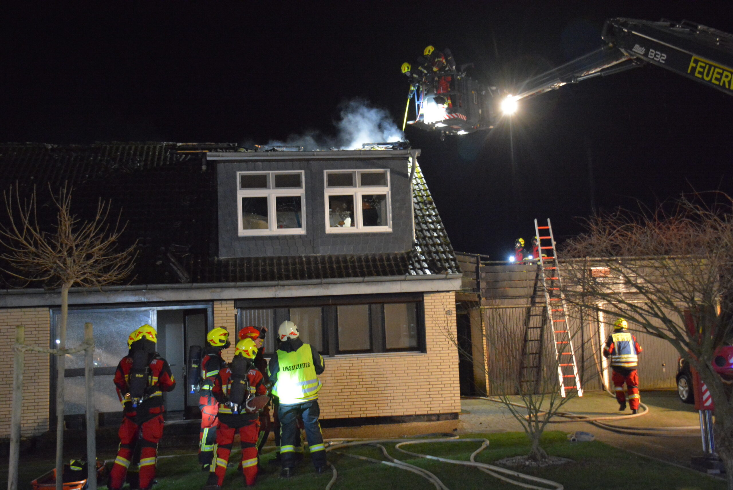 Dachstuhlbrand in Einfamilienhaus – Feuerwehr löscht 2 Stunden