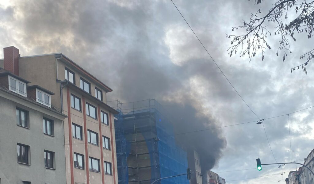 Großalarm im Norden – Dach von Wohnhaus in Flammen