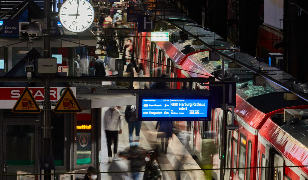 Zahlreiche Menschen gehen auf den Bahnsteigen der S-Bahn im Hamburger Hauptbahnhof.