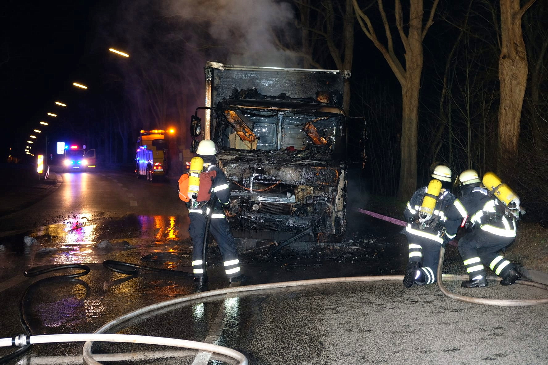 Rauchwolke über Bergedorf – Lkw geht in Flammen aus