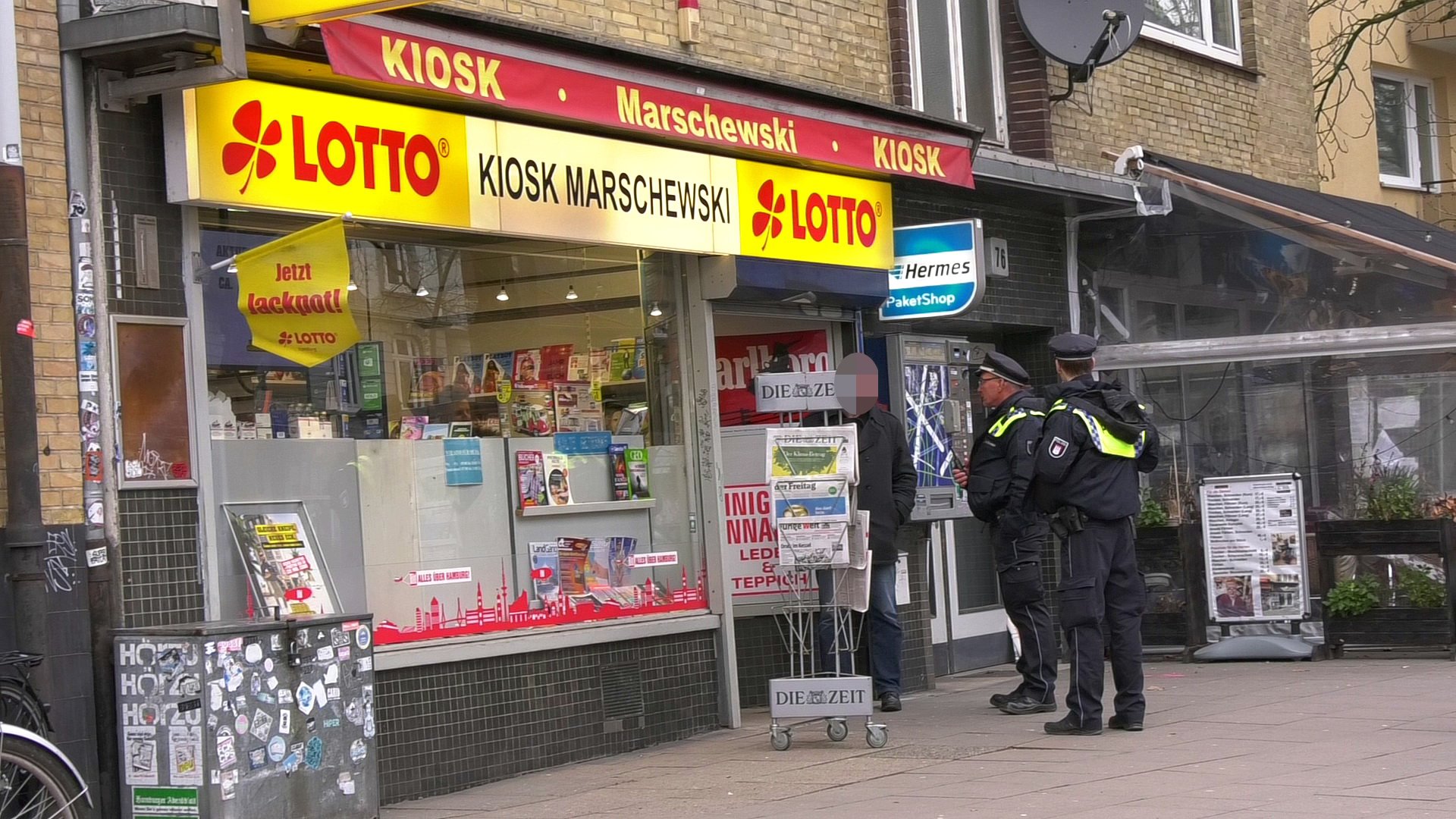 Polizisten stehen vor dem Kiosk an der Gärtnerstraße