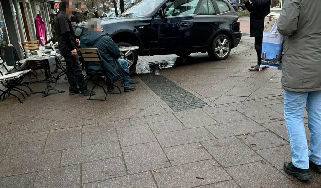 Hamburgs Crash-Meile: Kurz vor Weihnachten krachte ein 77-Jähriger mit seinem SUV in den Außenbereich eines Café auf der Waitzstraße.