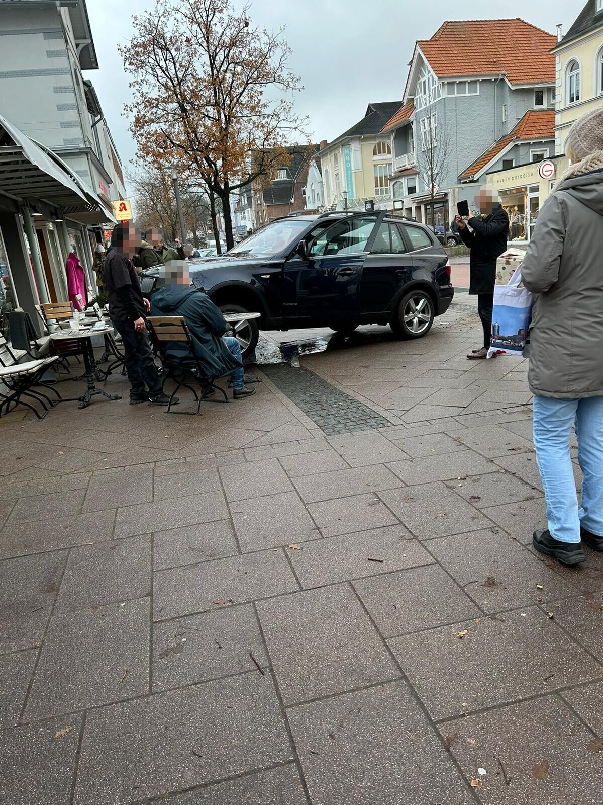 Hamburgs Crash-Meile: Kurz vor Weihnachten krachte ein 77-Jähriger mit seinem SUV in den Außenbereich eines Café auf der Waitzstraße.
