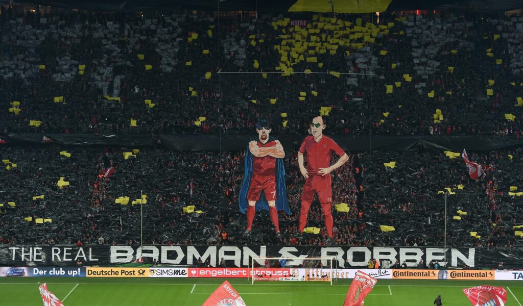Bayern Fans präsentieren eine Choreografie mit den Abbildern von Franck Ribery und Arjen Robben