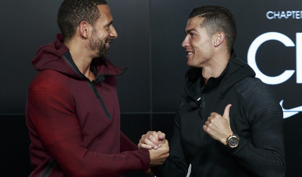 Rio Ferdinand und Cristiano Ronaldo geben sich die Hand