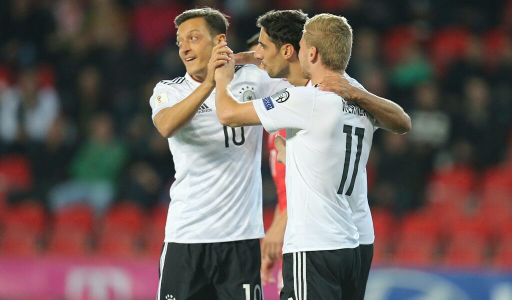 Lars Stindl jubelt mit Mesut Özil und Timo Werner