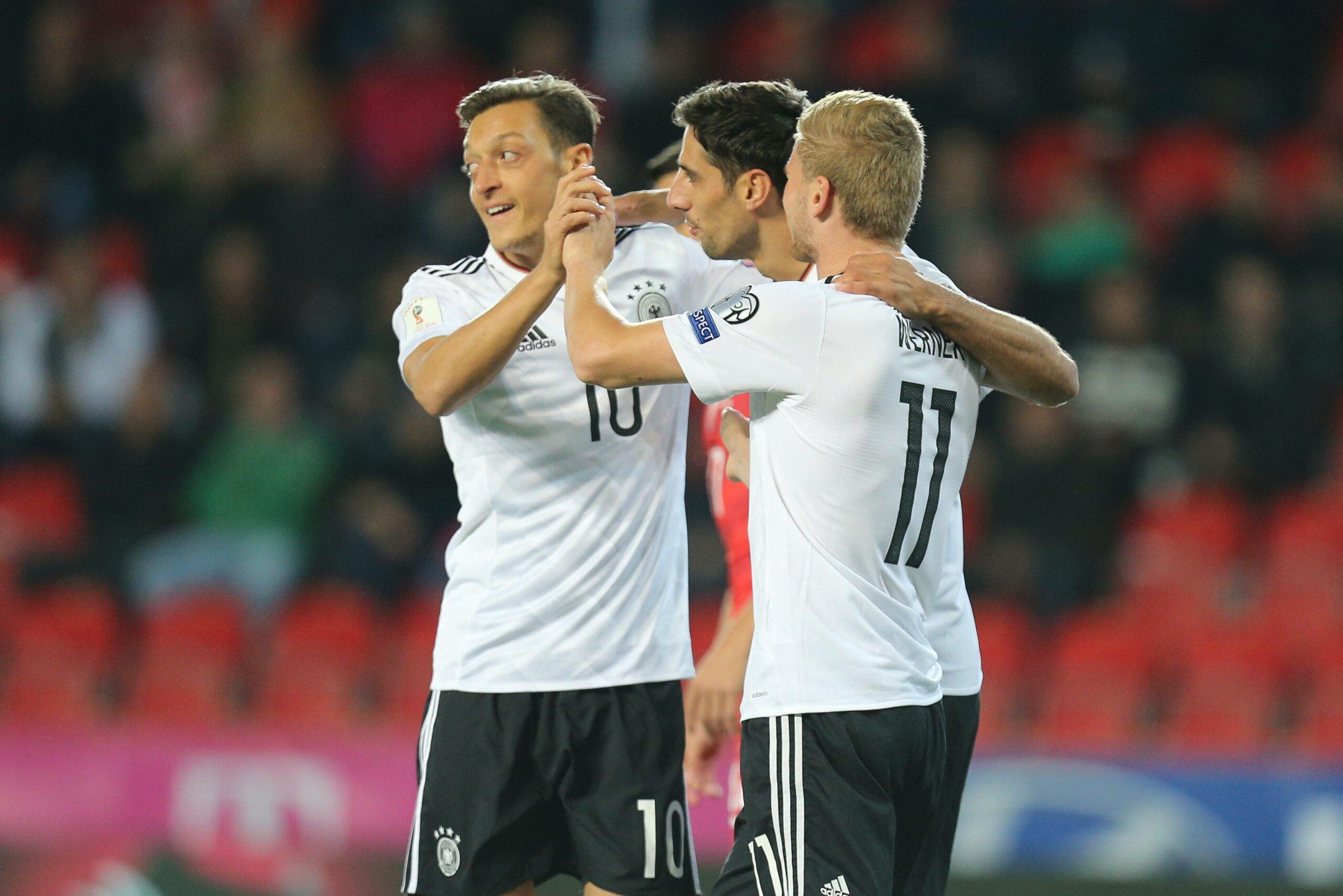 Lars Stindl jubelt mit Mesut Özil und Timo Werner