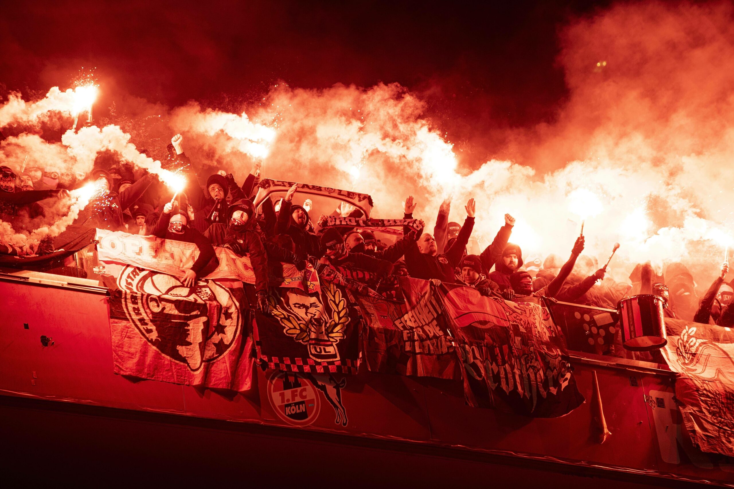 Kölner Fans zünden Pyros