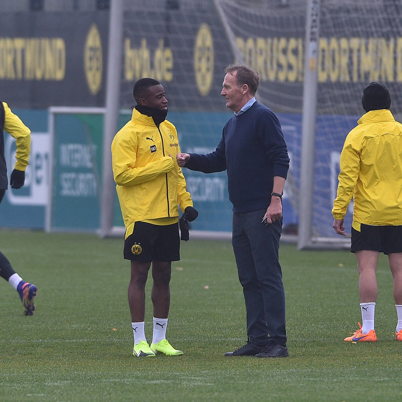 Hans-Joachim Watzke und Youssoufa Moukoko im BVB-Training