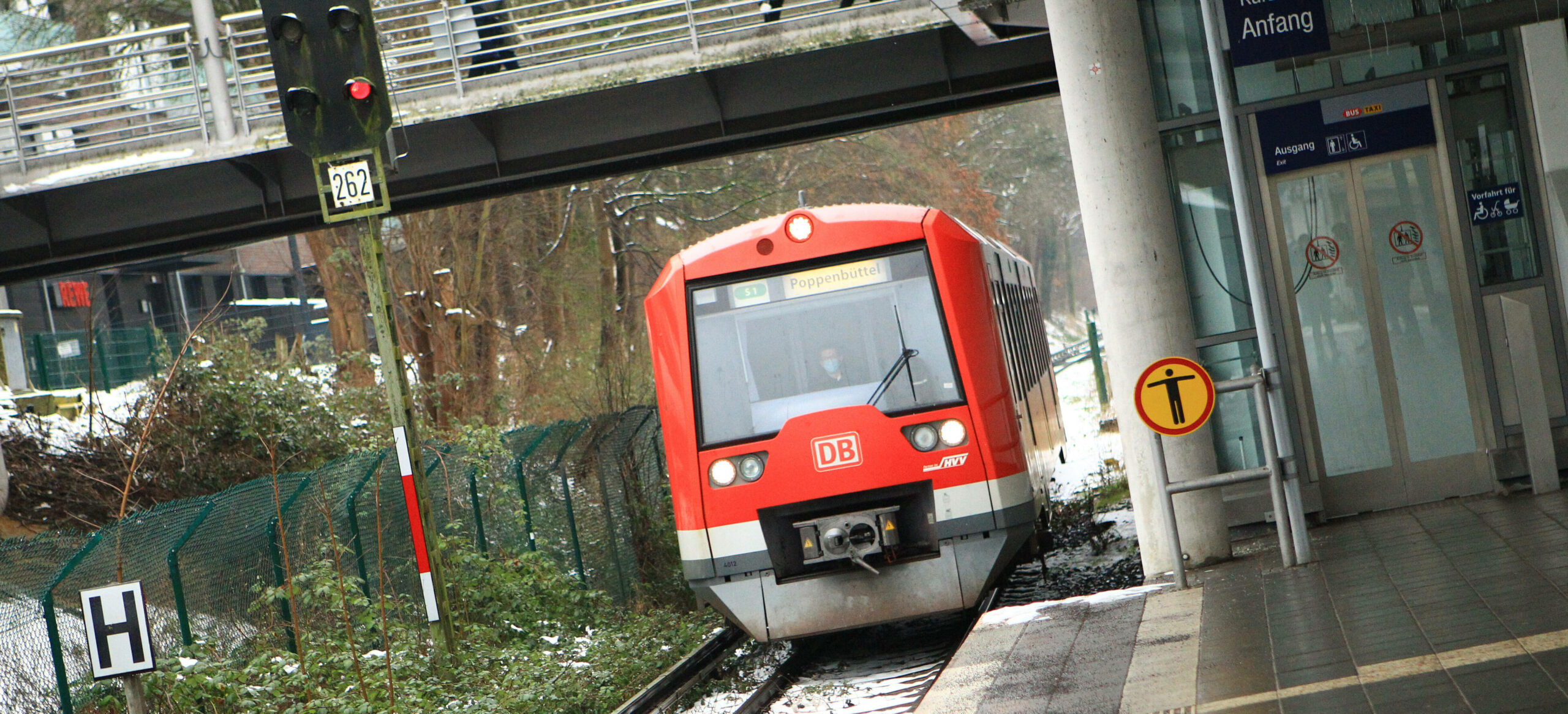 Ein Zug der Linie S1 fährt in den Bahnhof Poppenbüttel ein. Die Strecke war am Montag wegen einer Weichenstörung gesperrt.