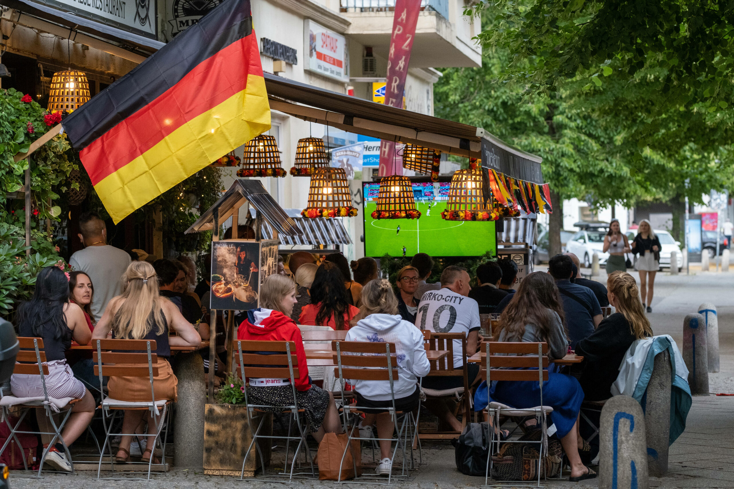 Fußballfans verfolgen das Spiel Deutschland-England anlässlich der Uefa Fußball-Europmeisterschaft vor einer Bar