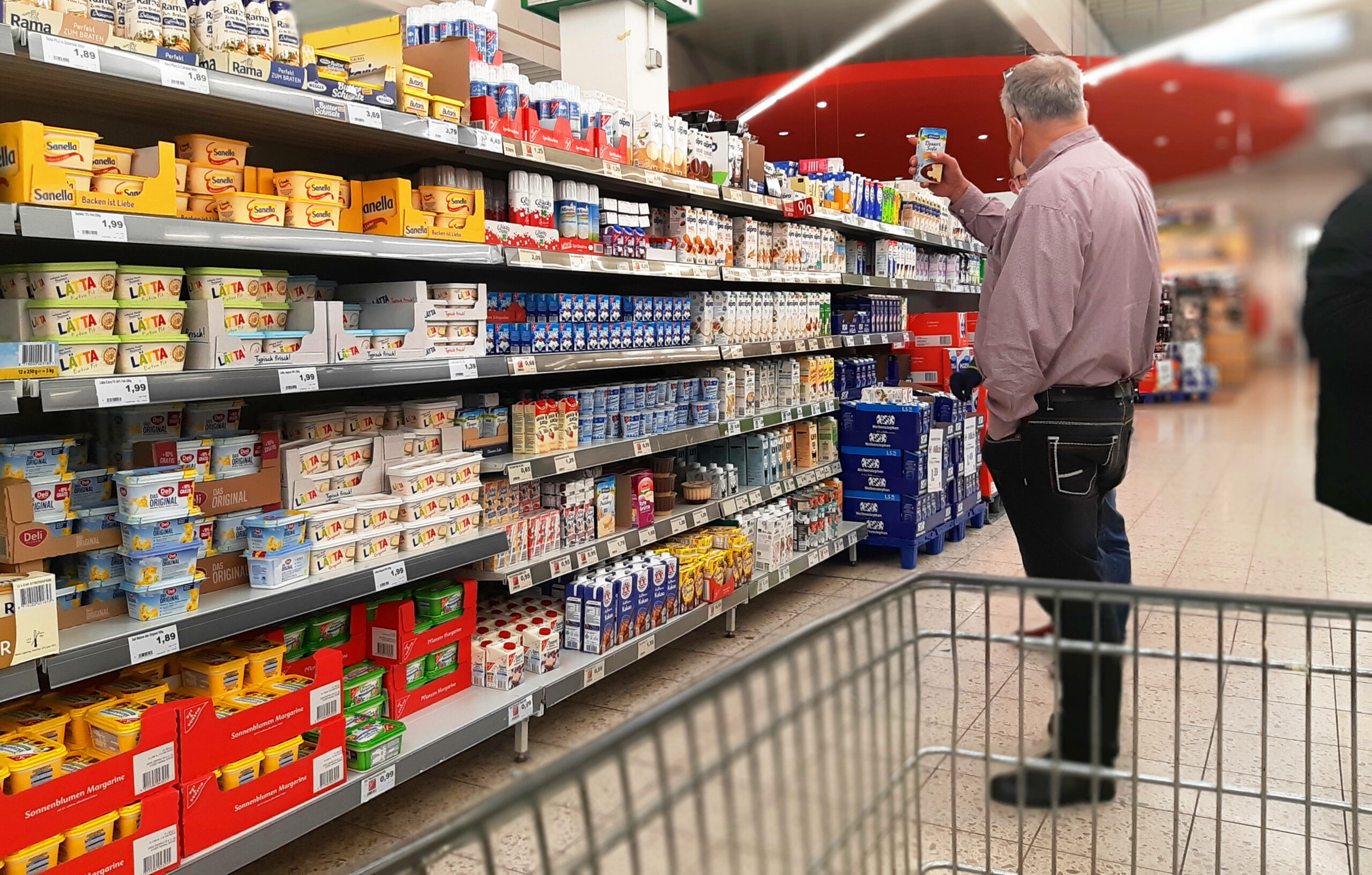 Ein Mann steht vor einem Margarine-Regal im Supermarkt. (Symbolbild)