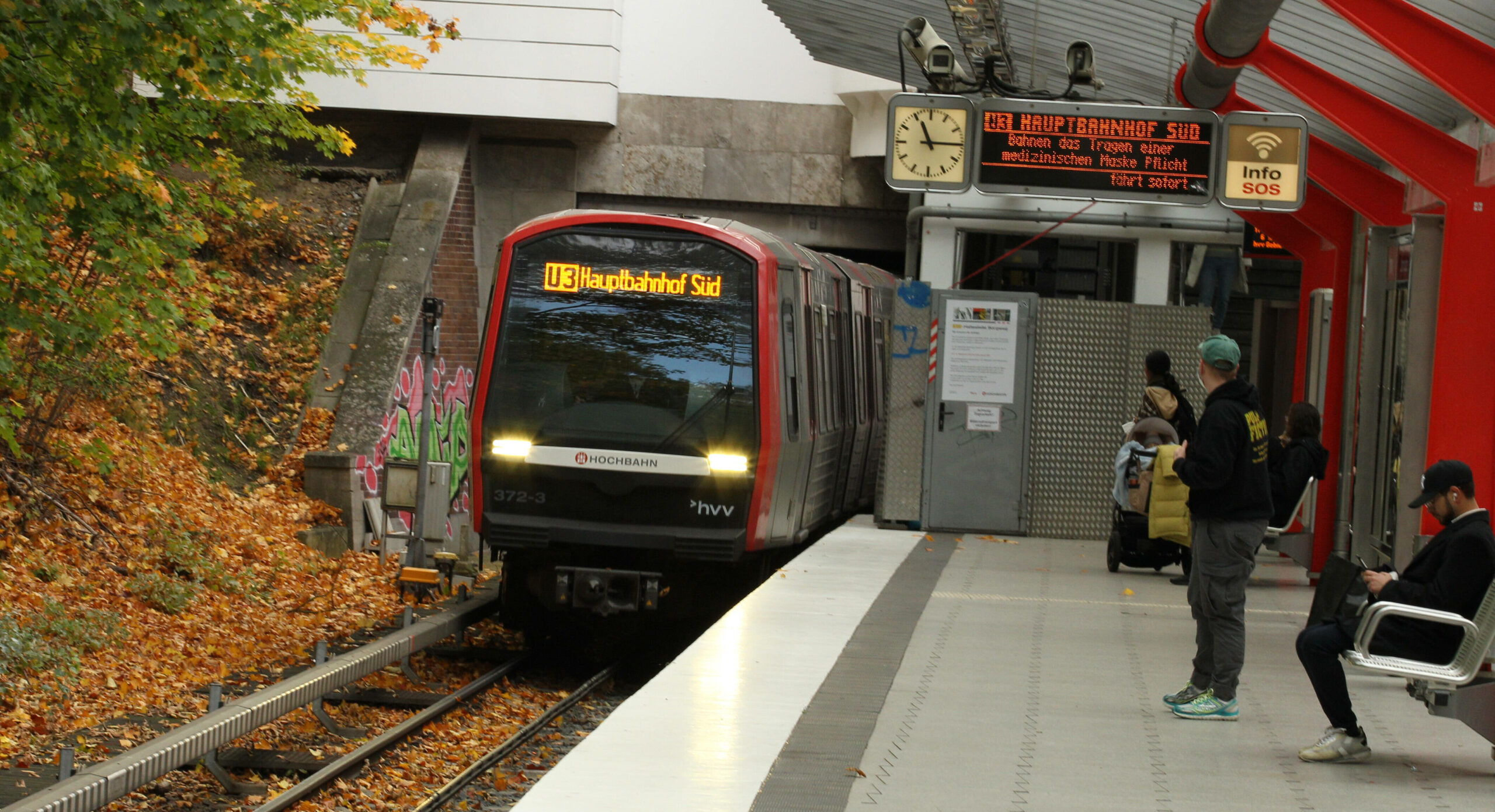 Eine Bahn der Linie U3 hält am Bahnhof Borgweg. (Symbolbild)