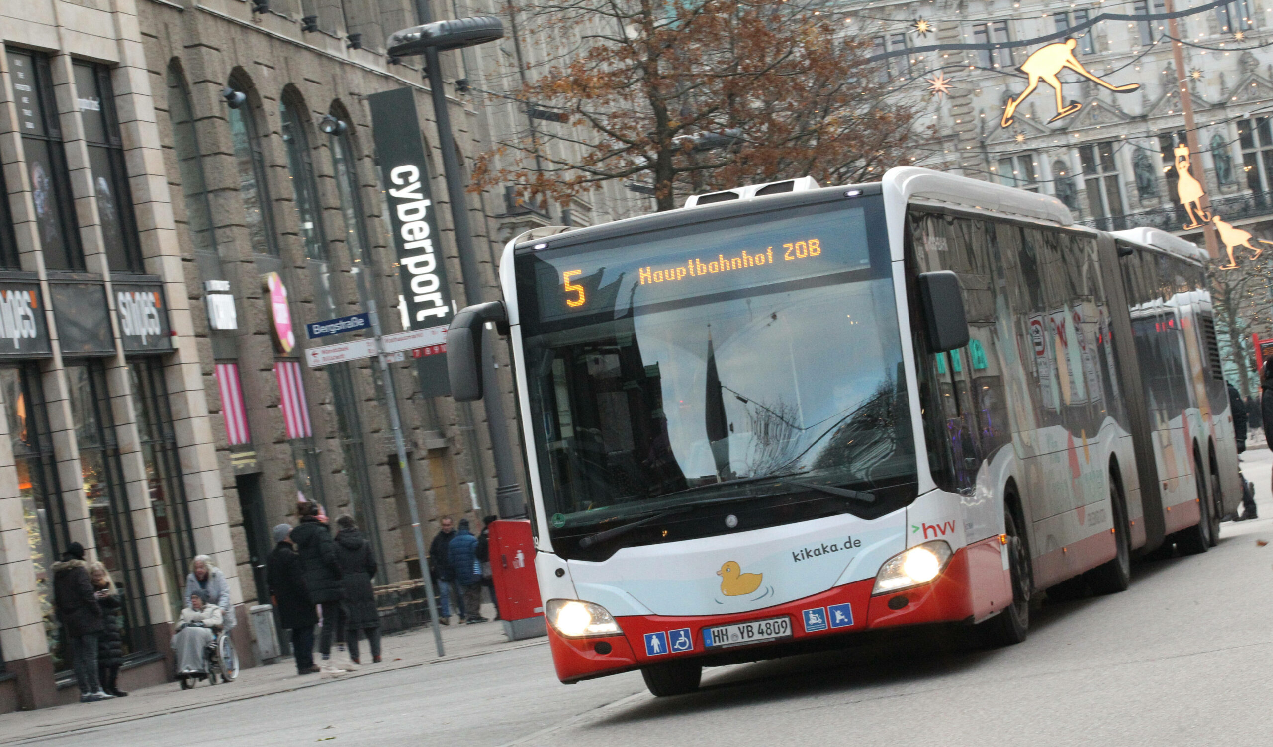 Ein Bus der Hochbahn-Linie 5 fährt durch die Hamburger Innenstadt. (Symbolbild)