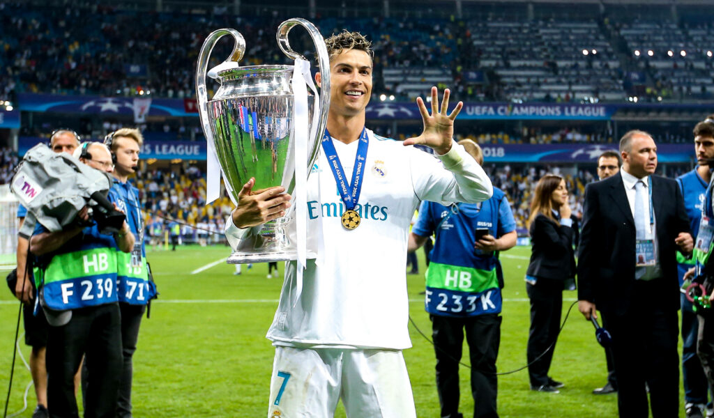 Cristiano Ronaldo mit dem Champions-League-Pokal