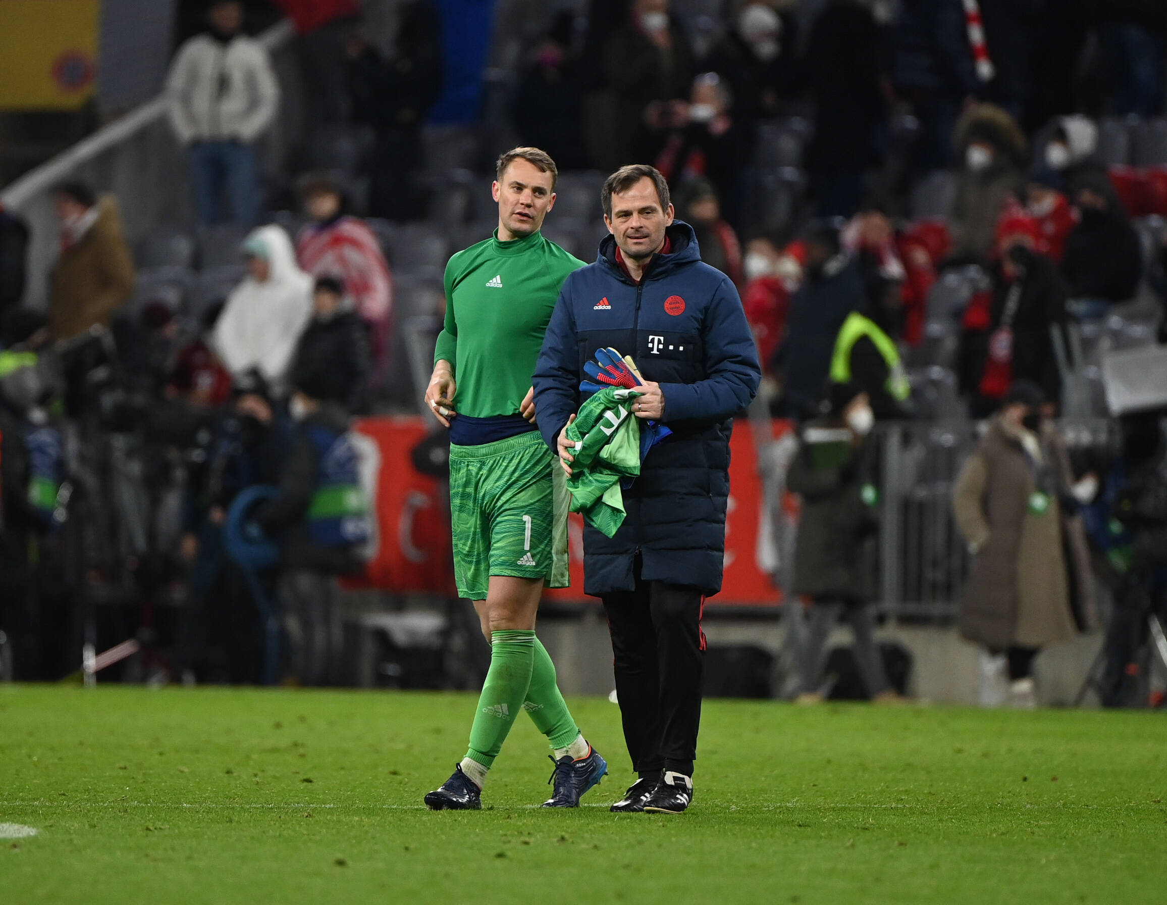 Manuel Neuer und Torwarttrainer Toni Tapalovic gemeinsam nach Apfiff auf dem Spielfeld