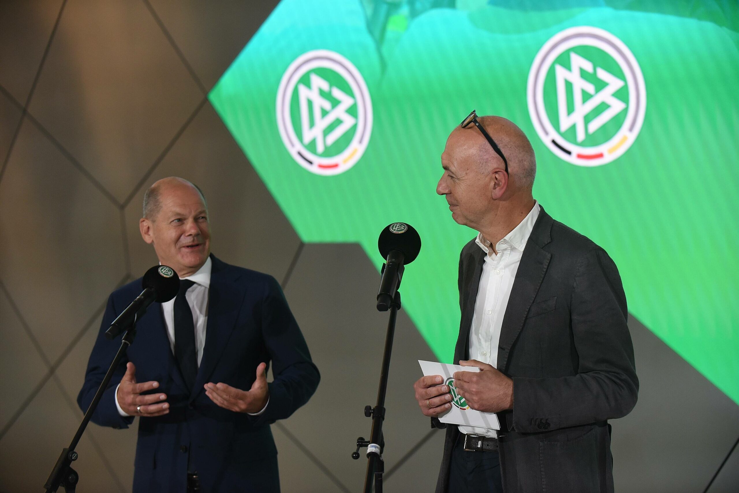 Bernd Neuendorf neben Olaf Scholz als er den DFB-Campus besucht