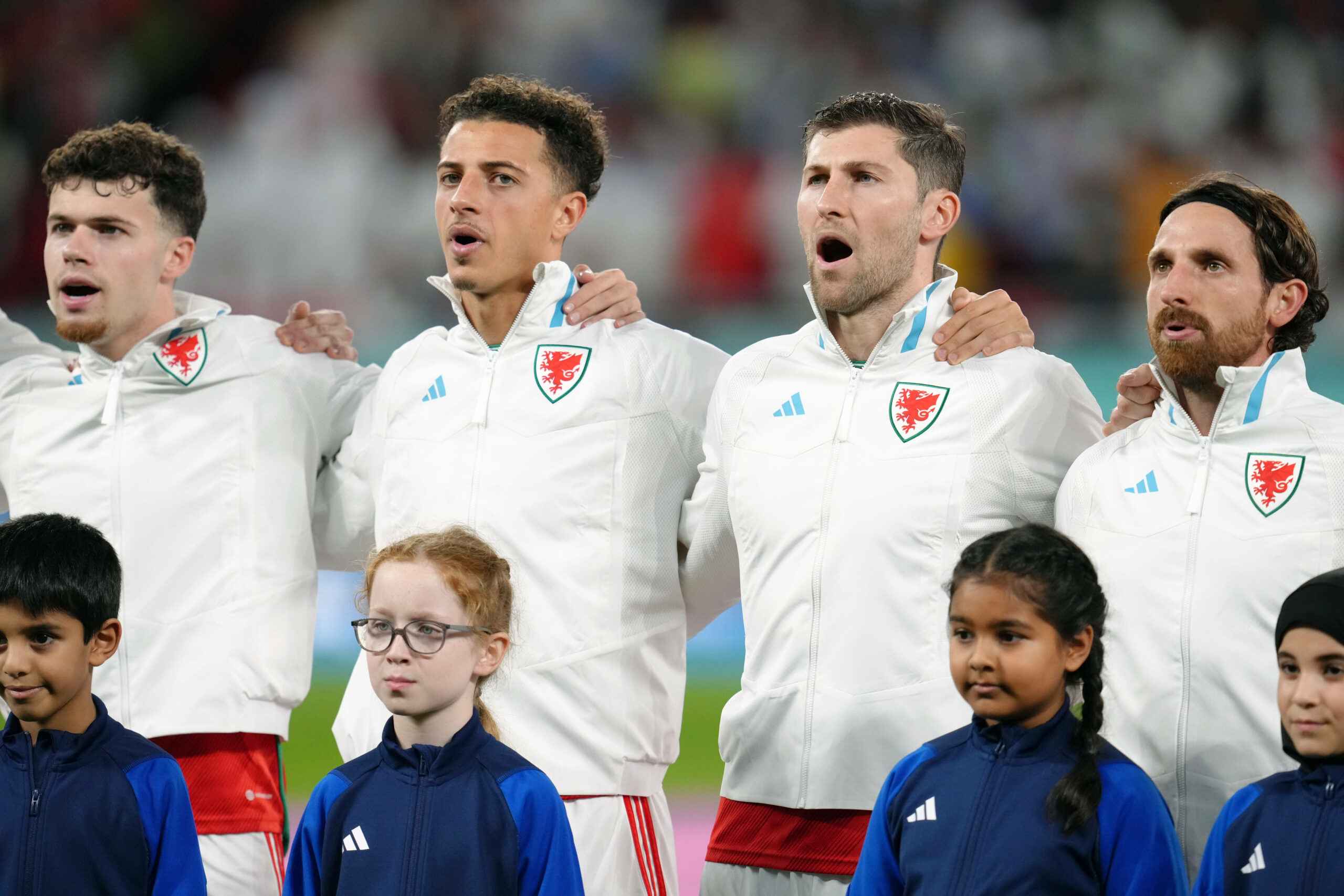 Walisische Nationalspieler singen die Hymne