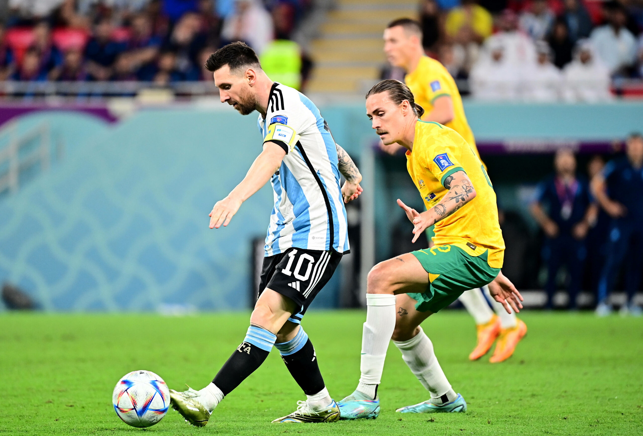 Lionel Messi gegen Jackson Irvine bei der WM